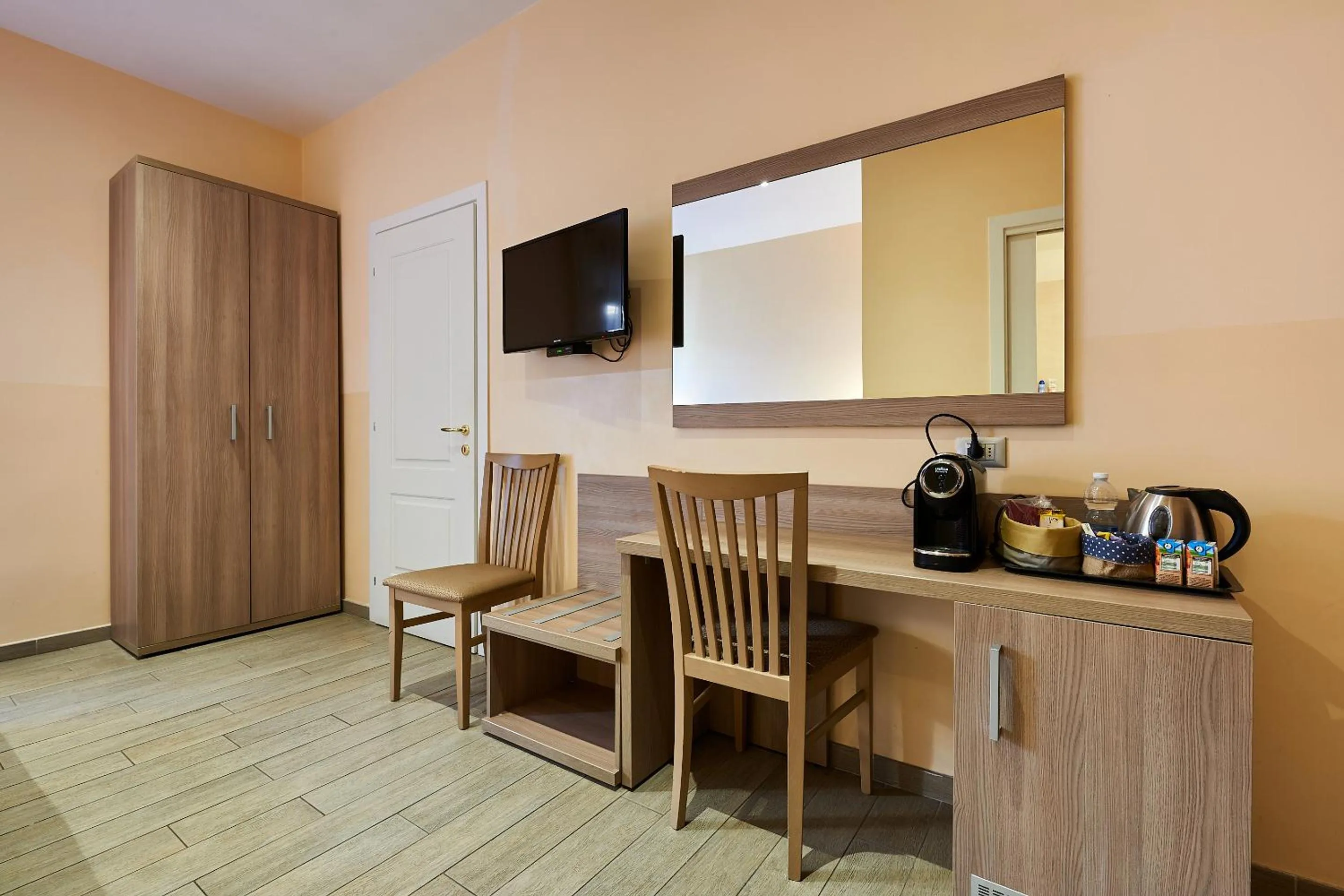 Coffee/tea facilities in Catone Vatican Suites