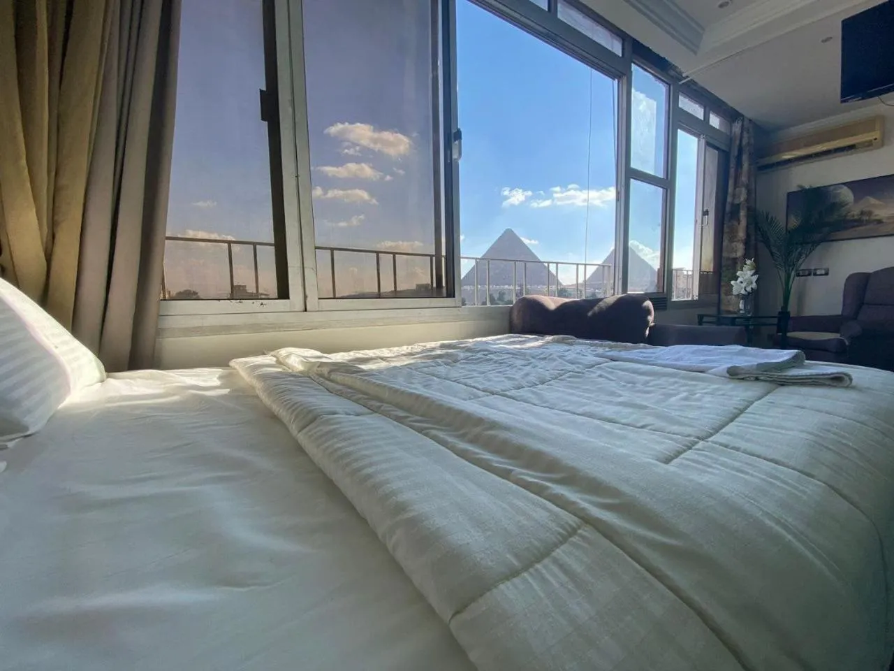 Bed in A pyramids view