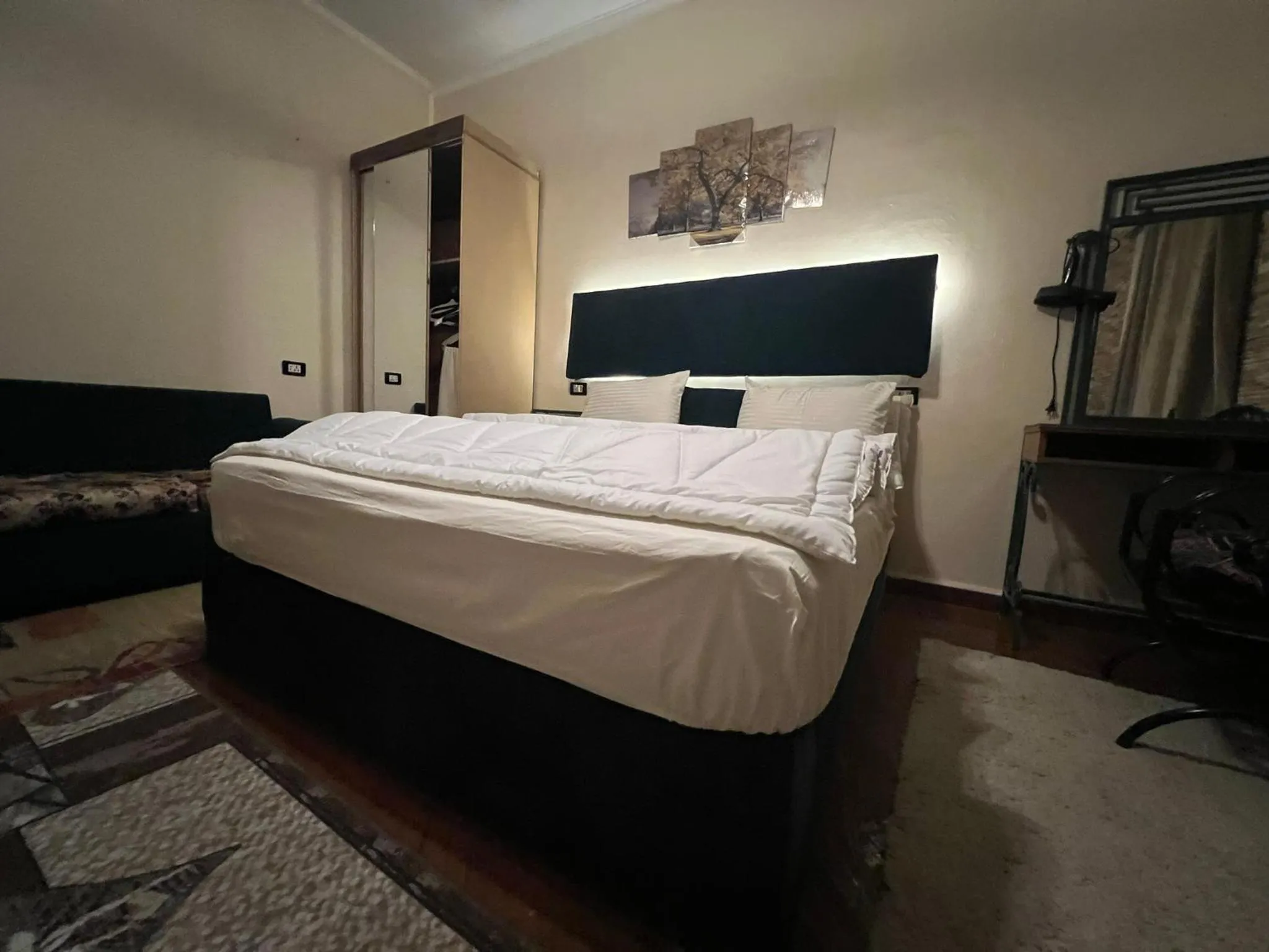 Photo of the whole room, Bed in A pyramids view