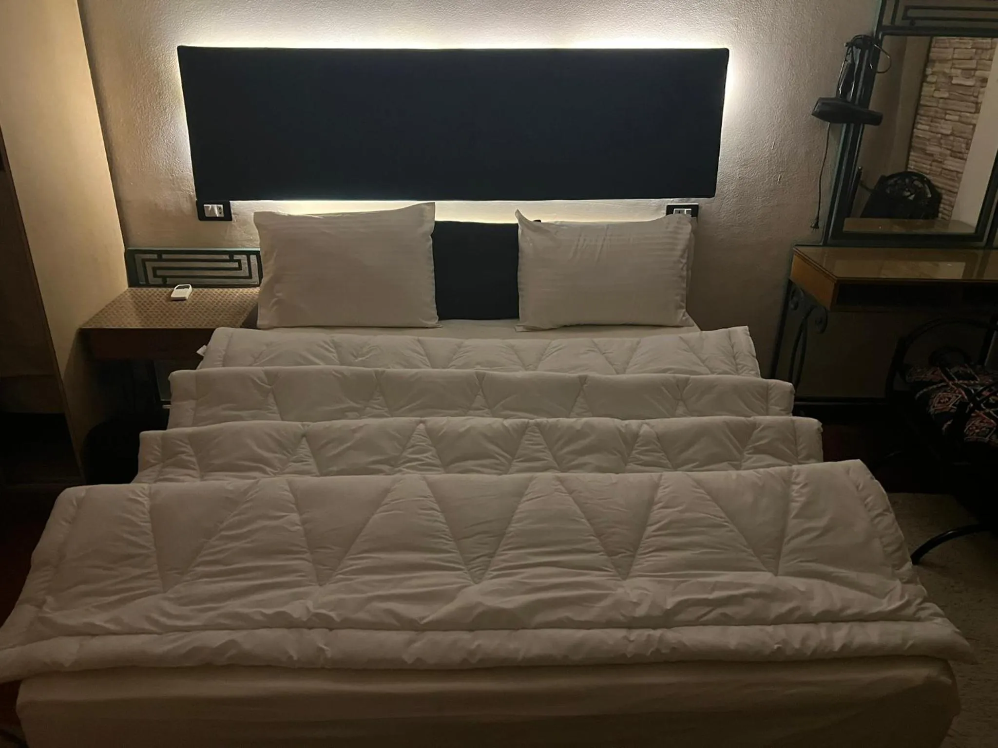 Bed in A pyramids view