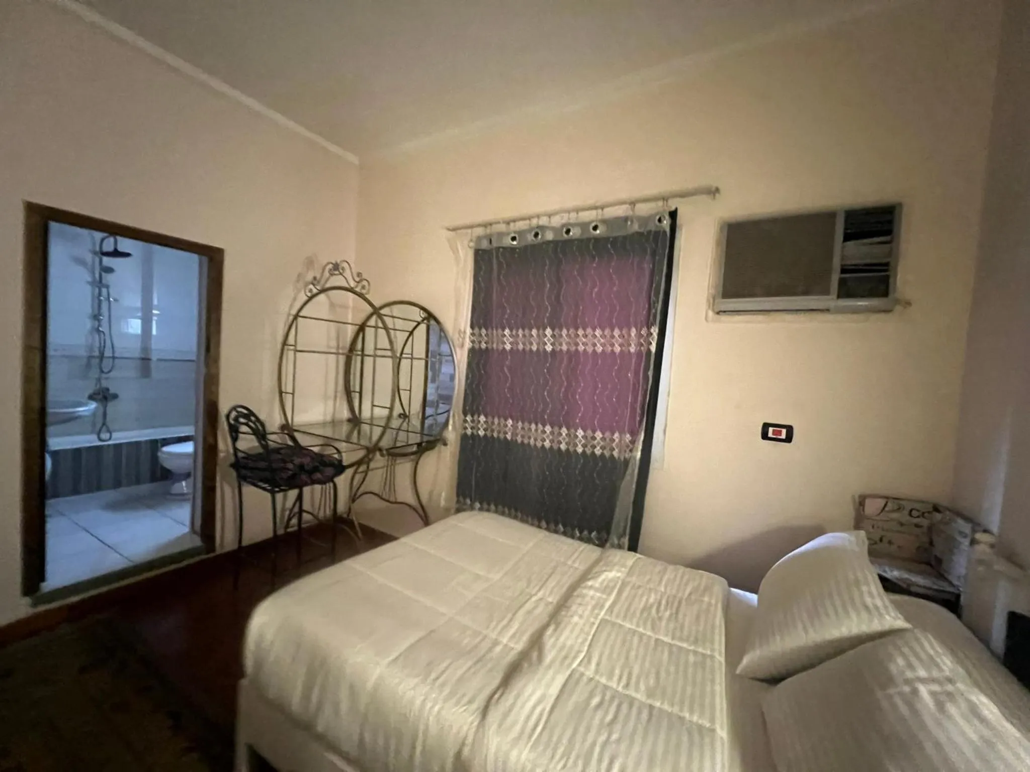 Photo of the whole room, Bed in A pyramids view