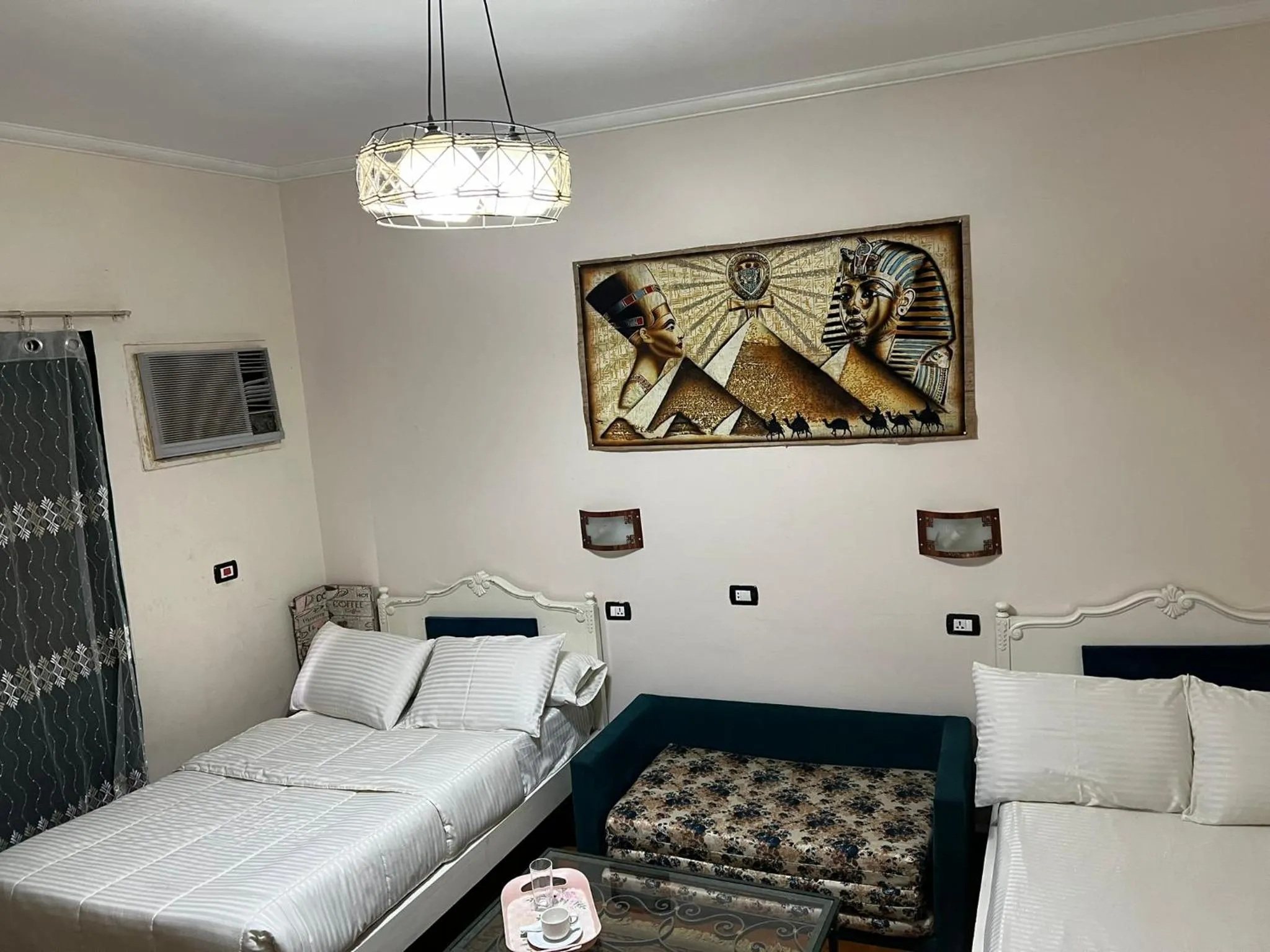 Photo of the whole room, Bed in A pyramids view