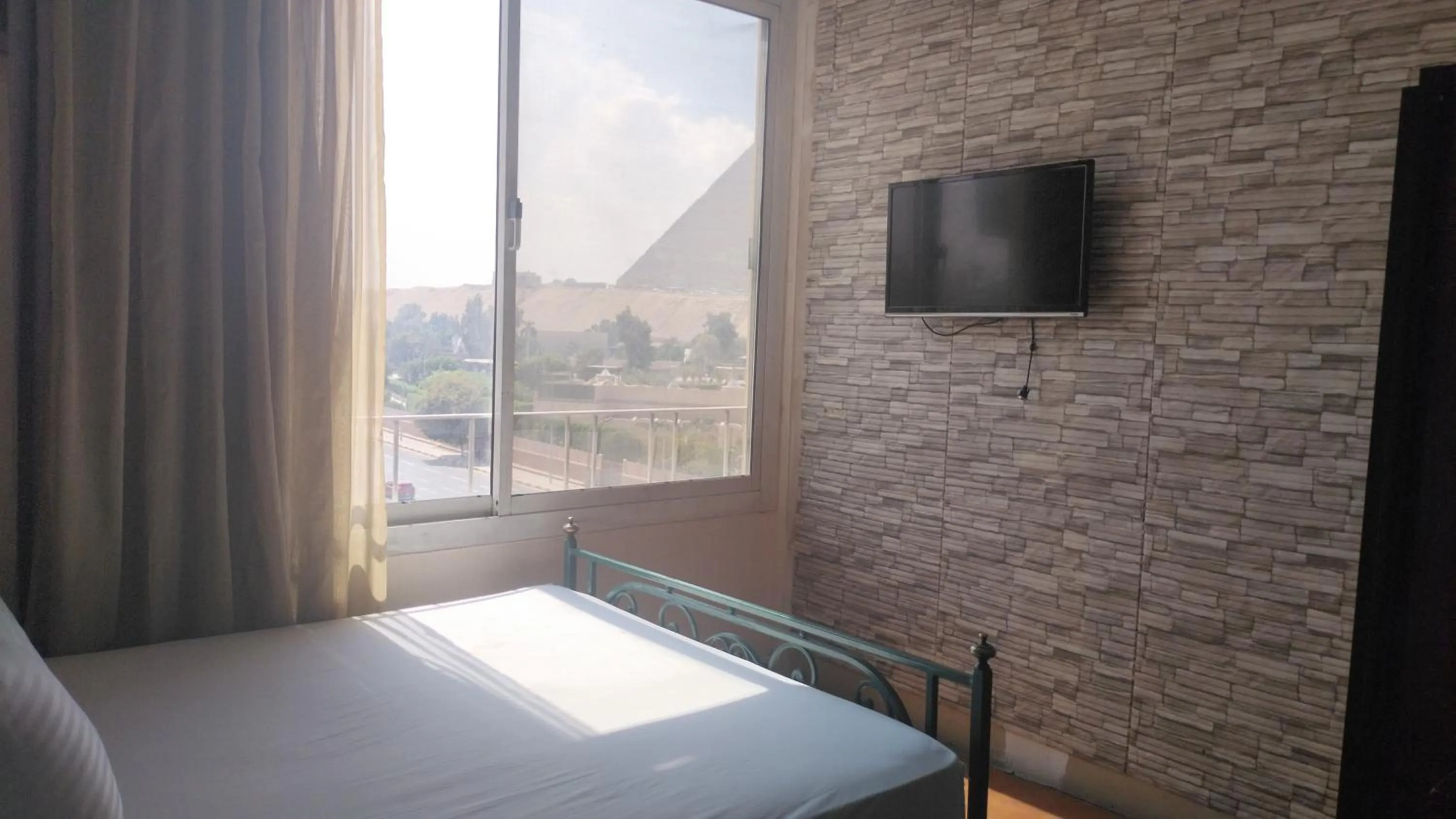 Photo of the whole room, Bed in A pyramids view