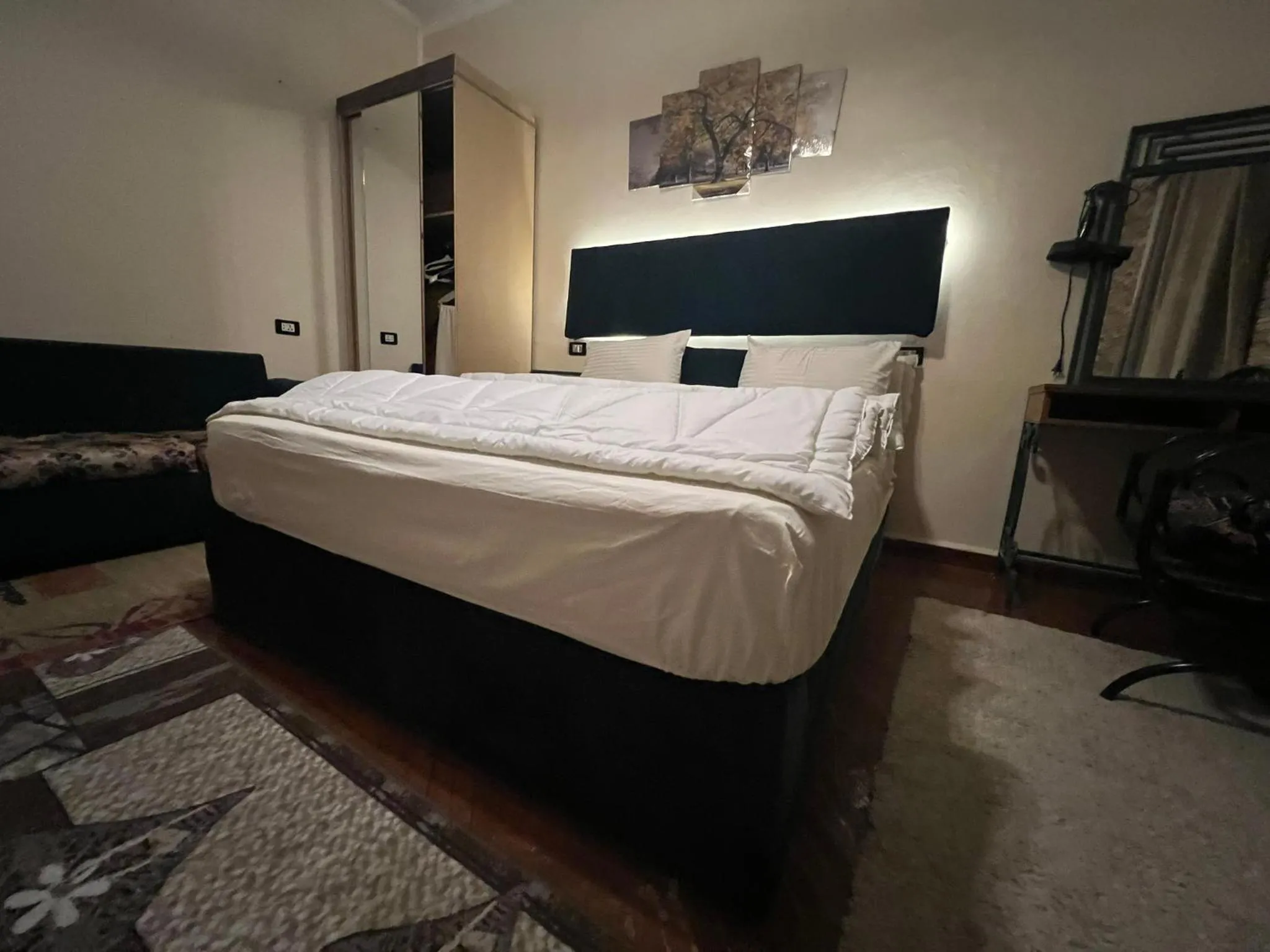 Photo of the whole room, Bed in A pyramids view