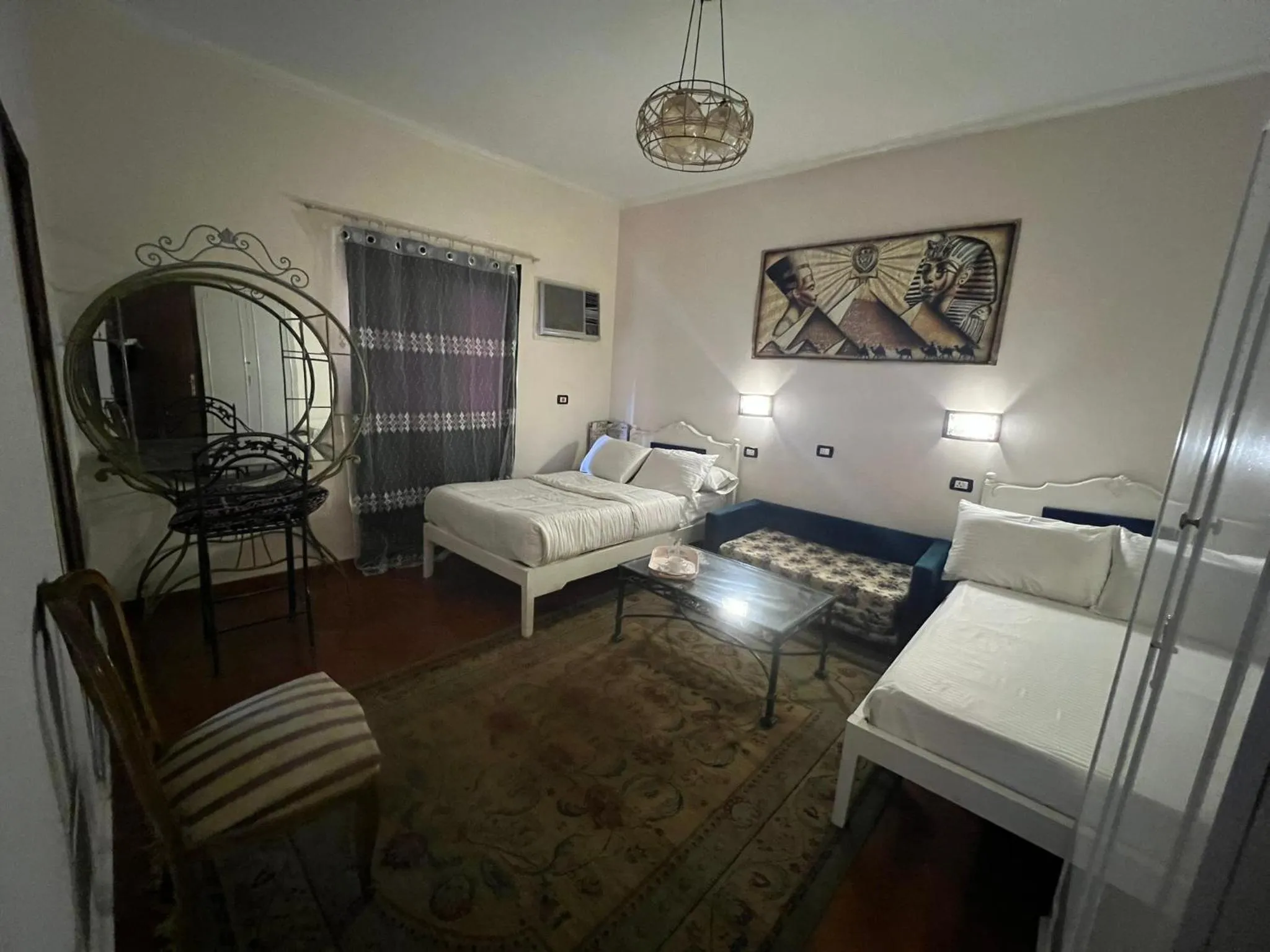 Bedroom, Bed in A pyramids view