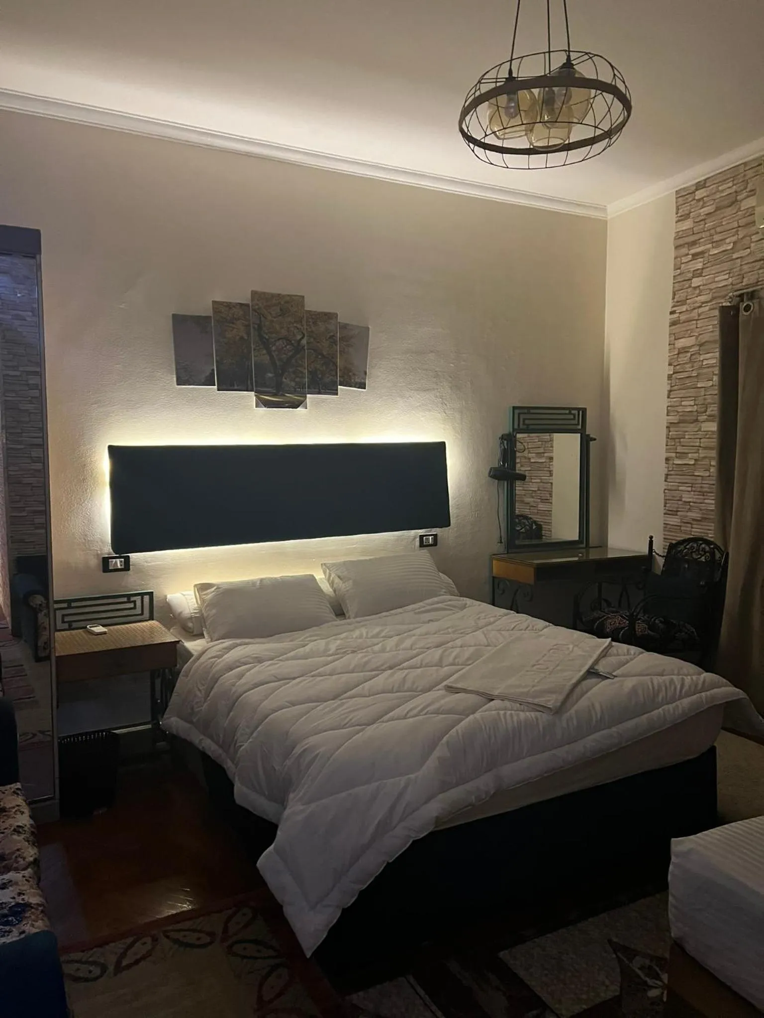 Bed in A pyramids view