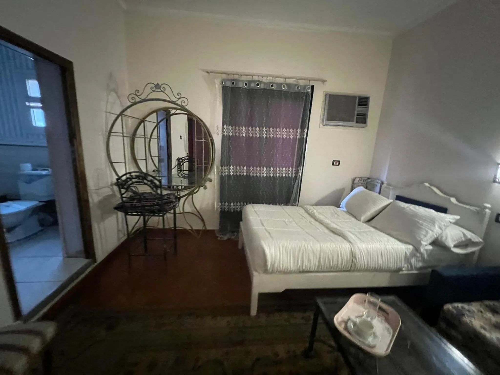 Bedroom, Bed in A pyramids view