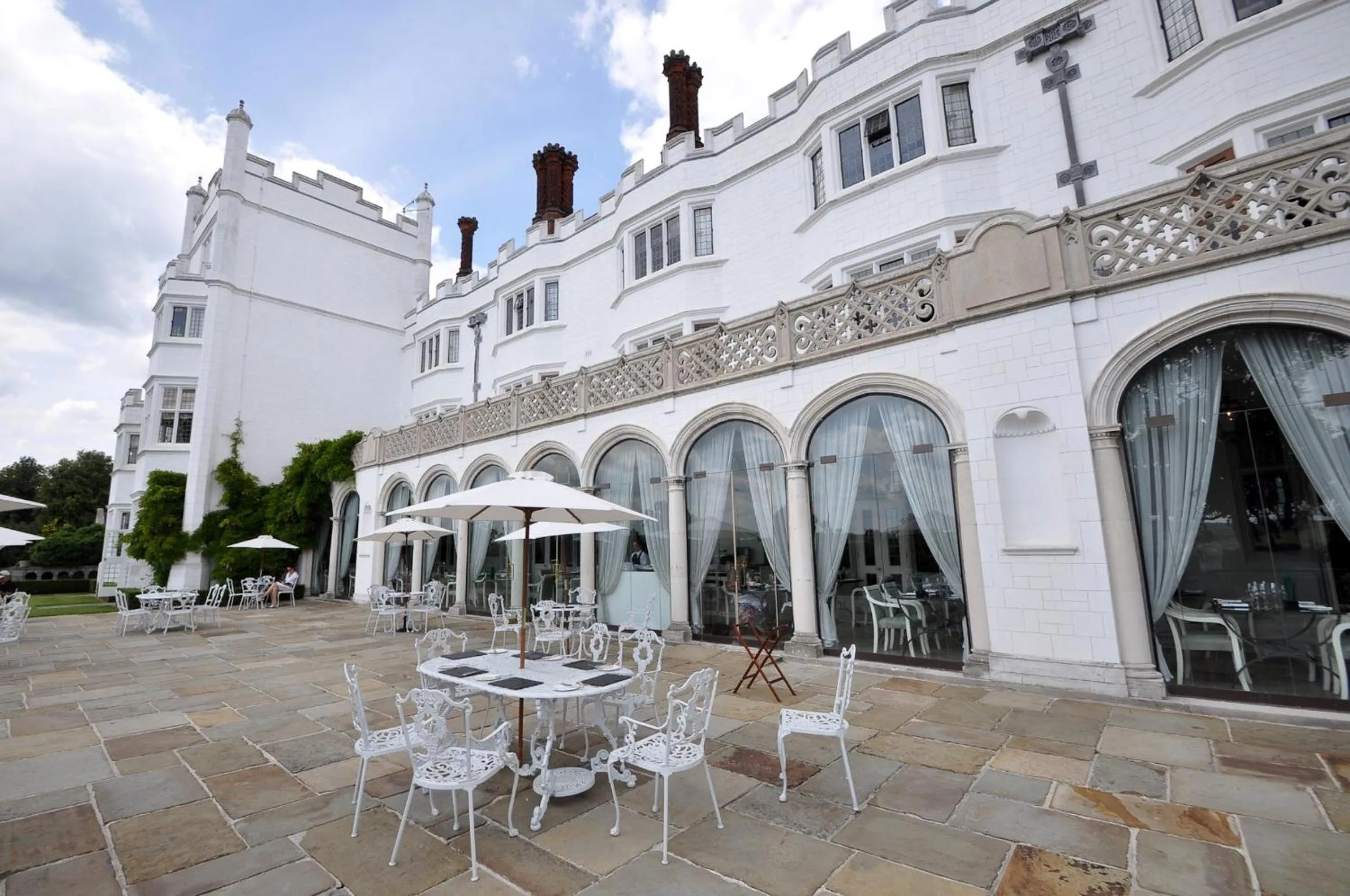 Restaurant/places to eat in Danesfield House Hotel And Spa