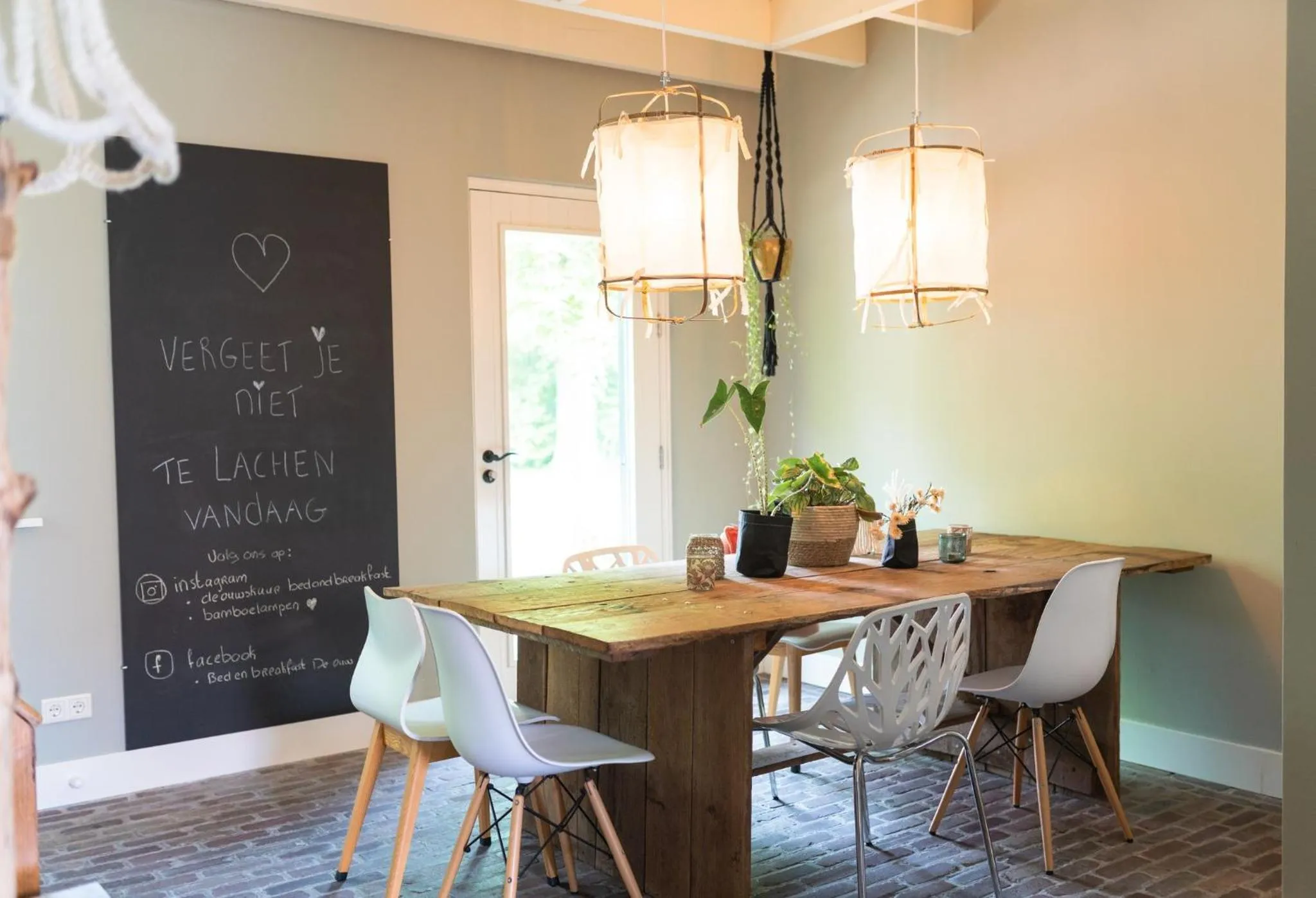 Communal lounge/ TV room in B&B De Ouw Skuur