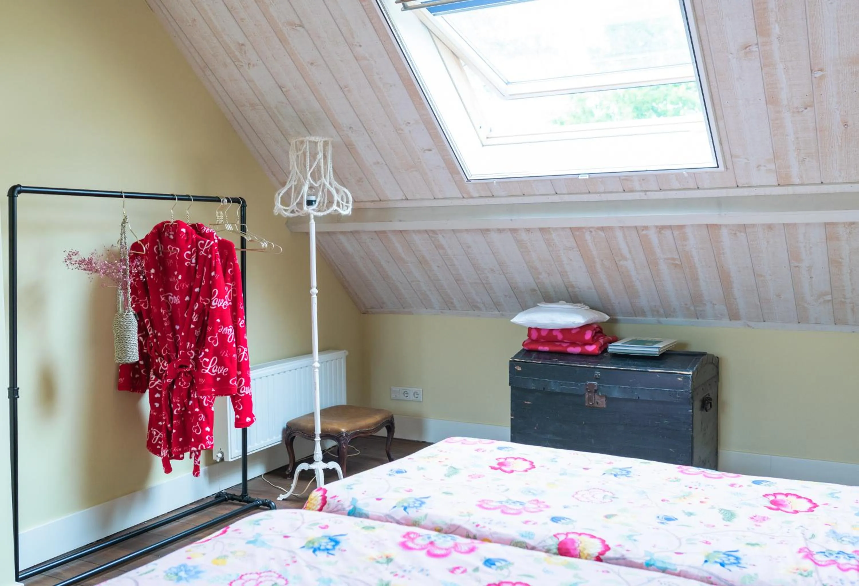 Guests, Bed in B&B De Ouw Skuur