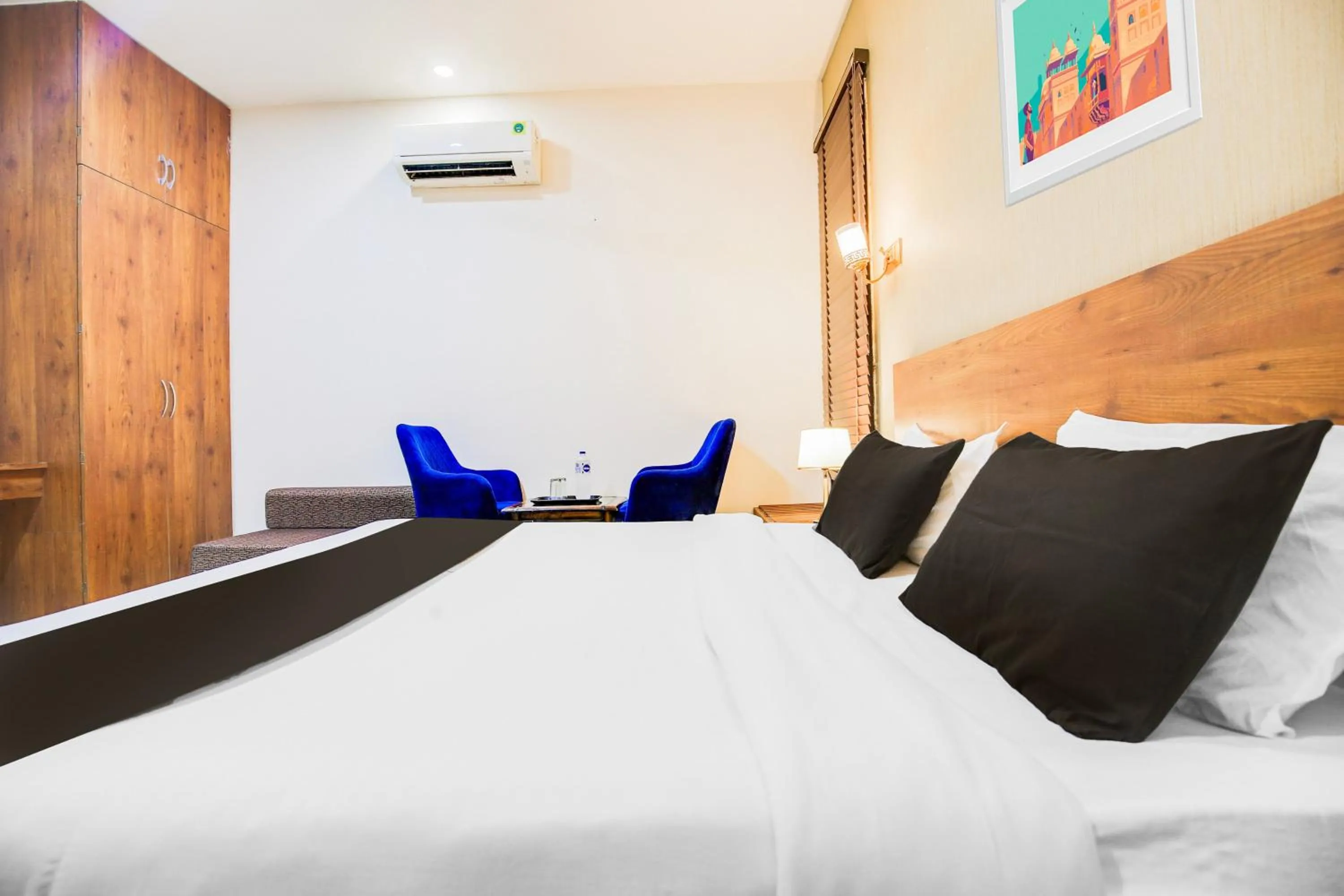 Bedroom, Bed in Townhouse Grand Fortune