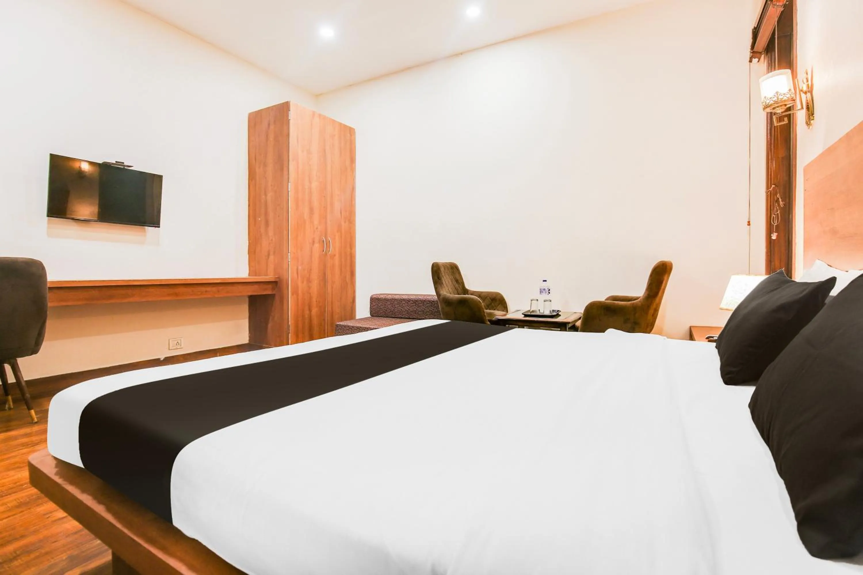 Bedroom, Bed in Townhouse Grand Fortune