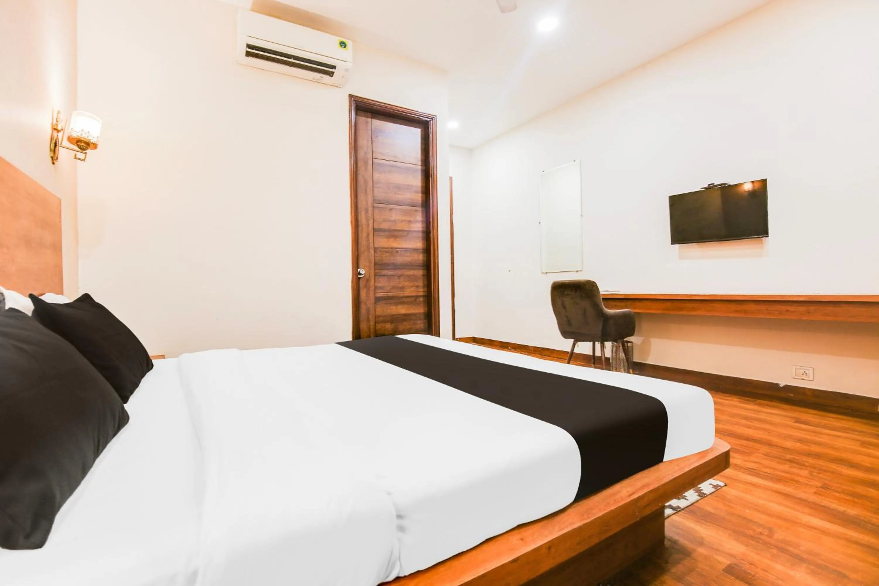 Bedroom, Bed in Townhouse Grand Fortune