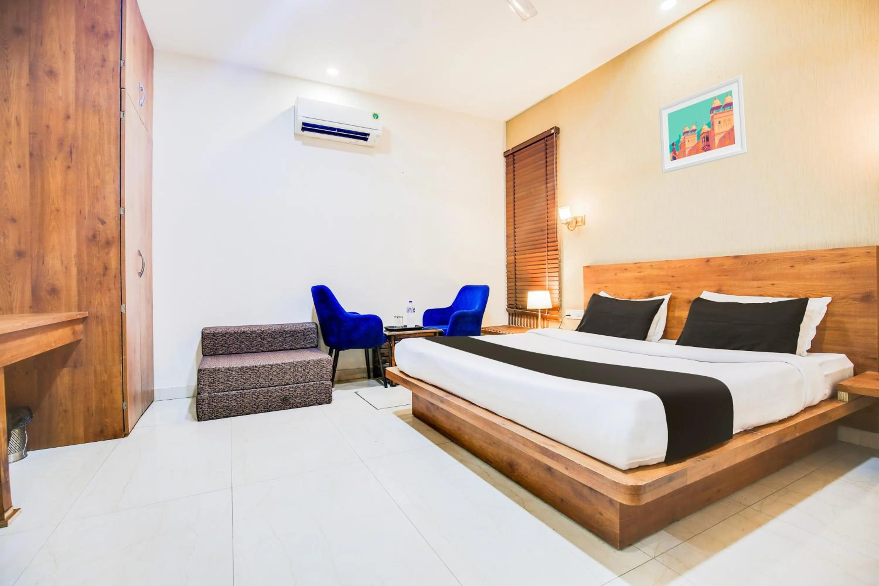 Bedroom, Bed in Townhouse Grand Fortune