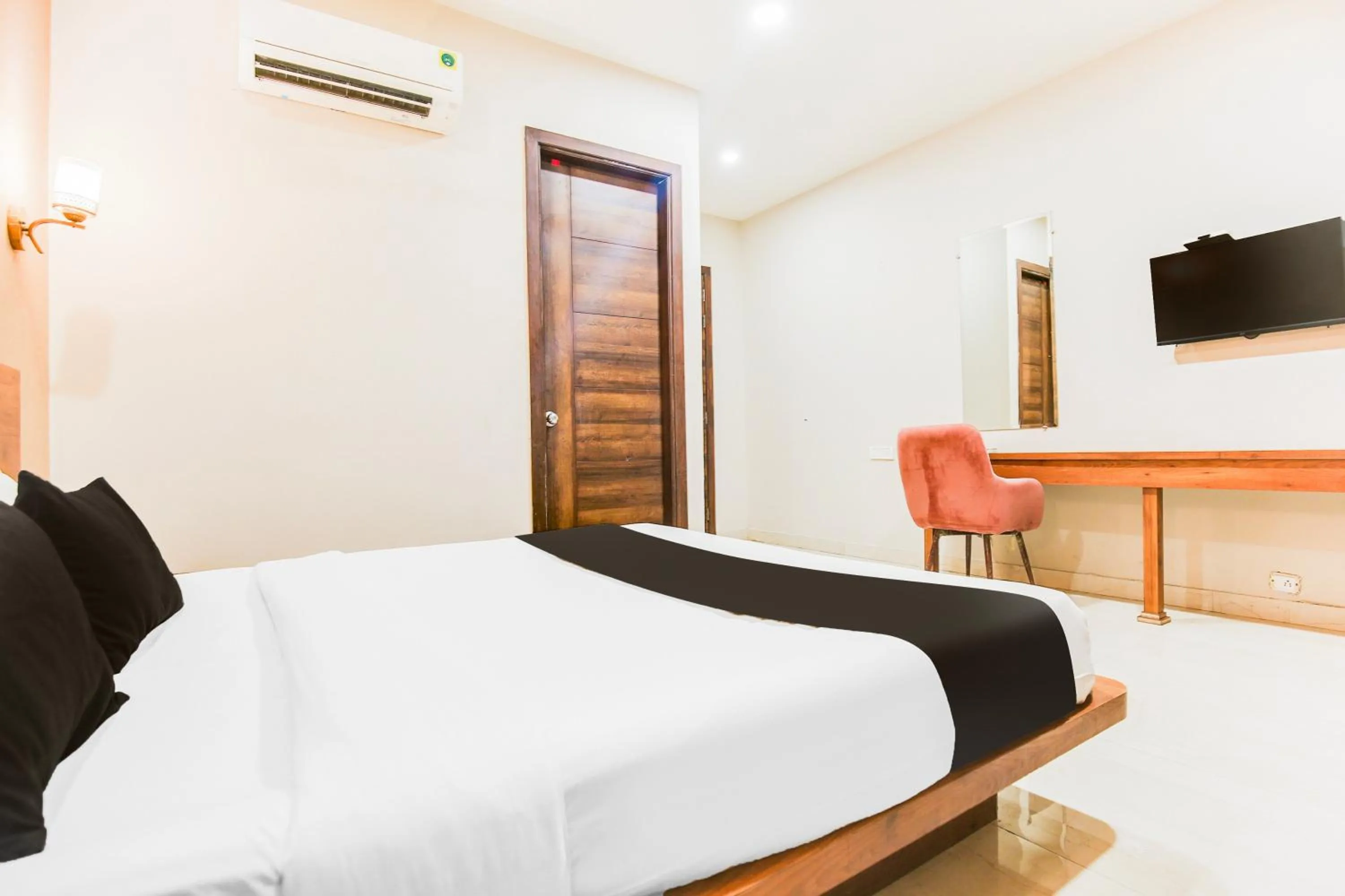 Bedroom, Bed in Townhouse Grand Fortune