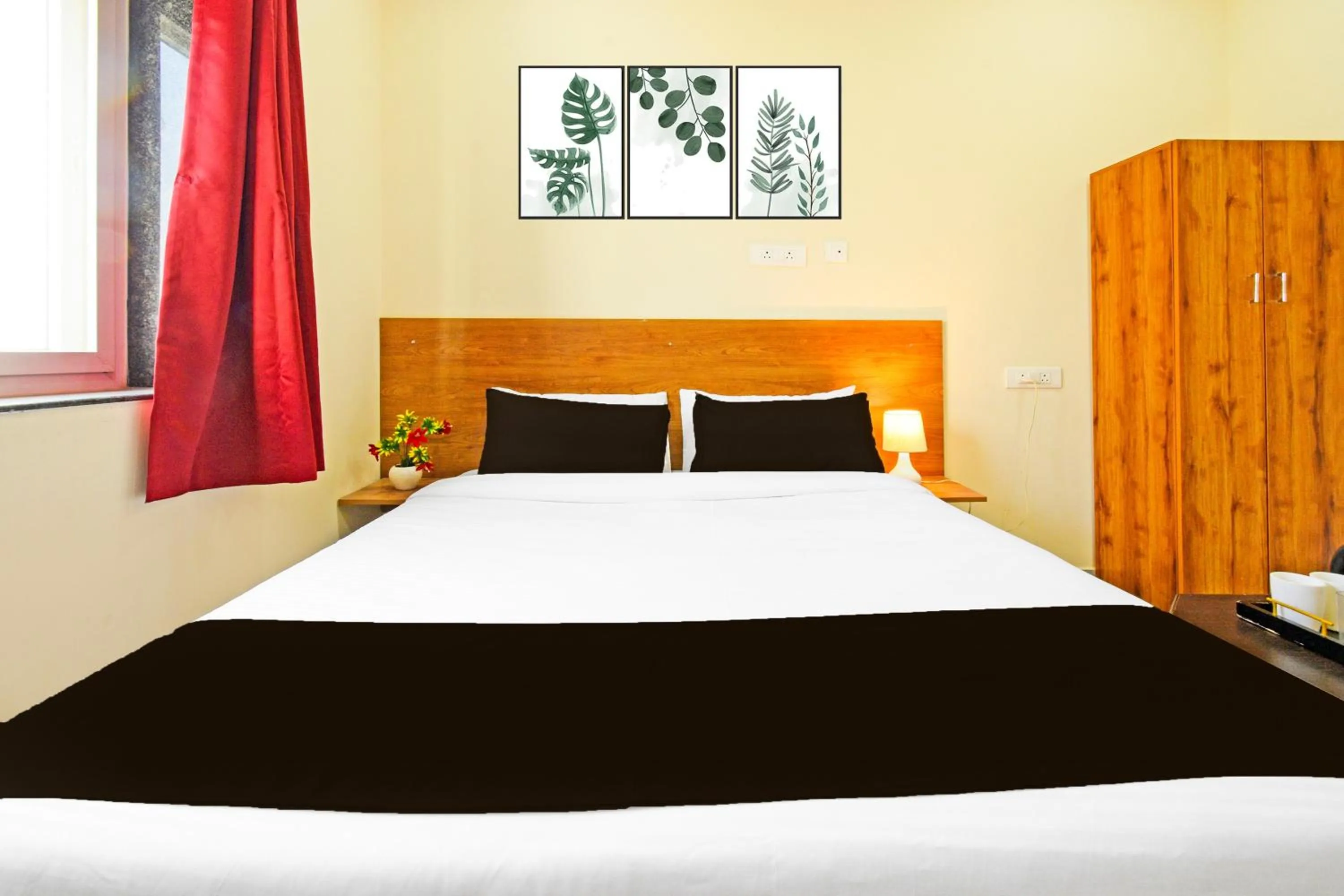 Bedroom, Bed in Hotel O Vaishnavi Grand