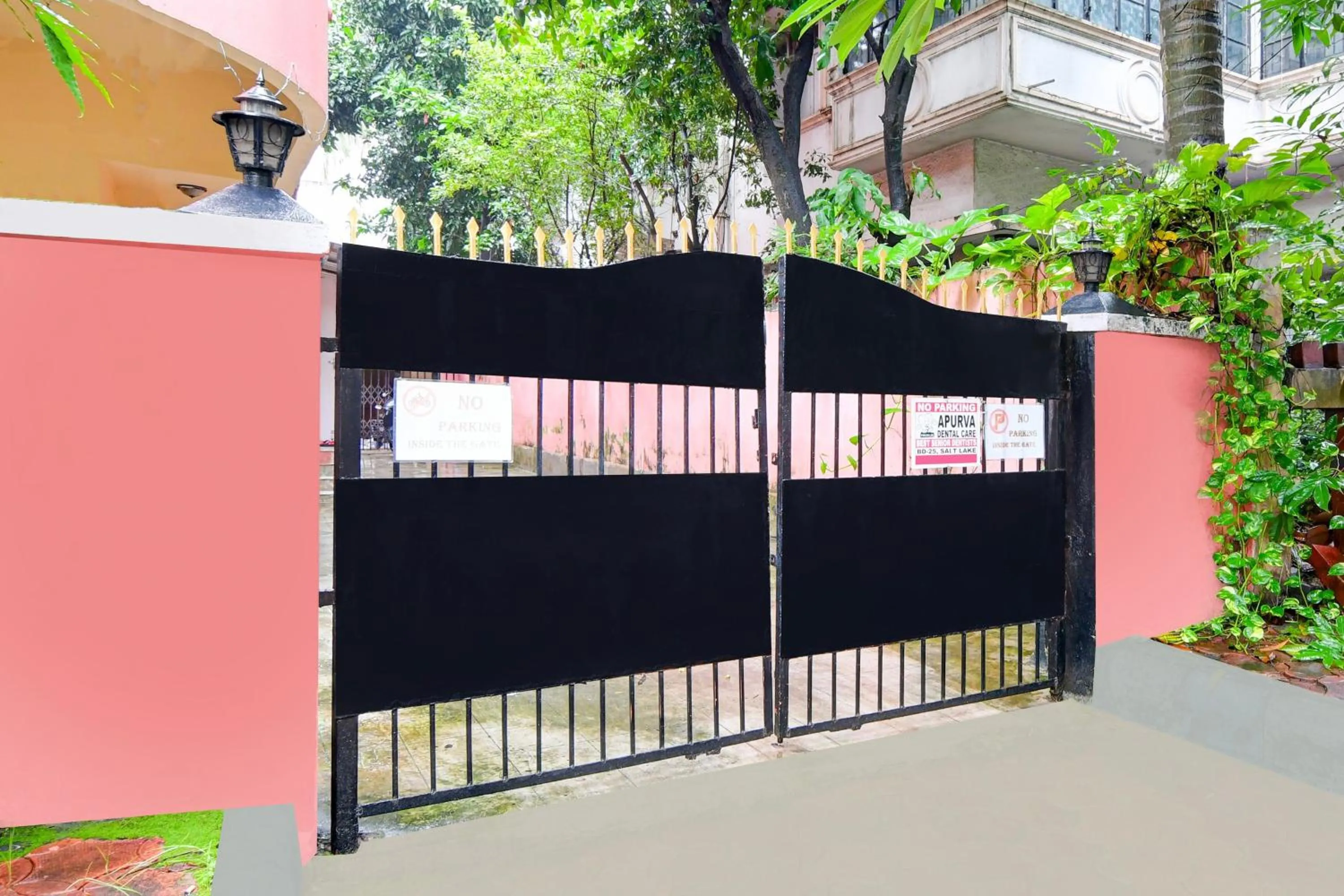 Facade/entrance in Hotel O Royal Garden