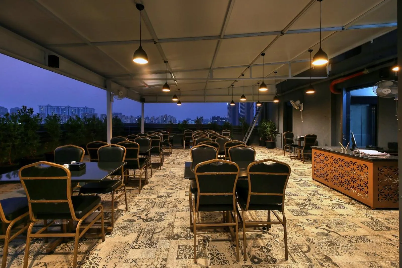 Restaurant/places to eat in Magnus Fortune House Business Hotel , Magarpatta