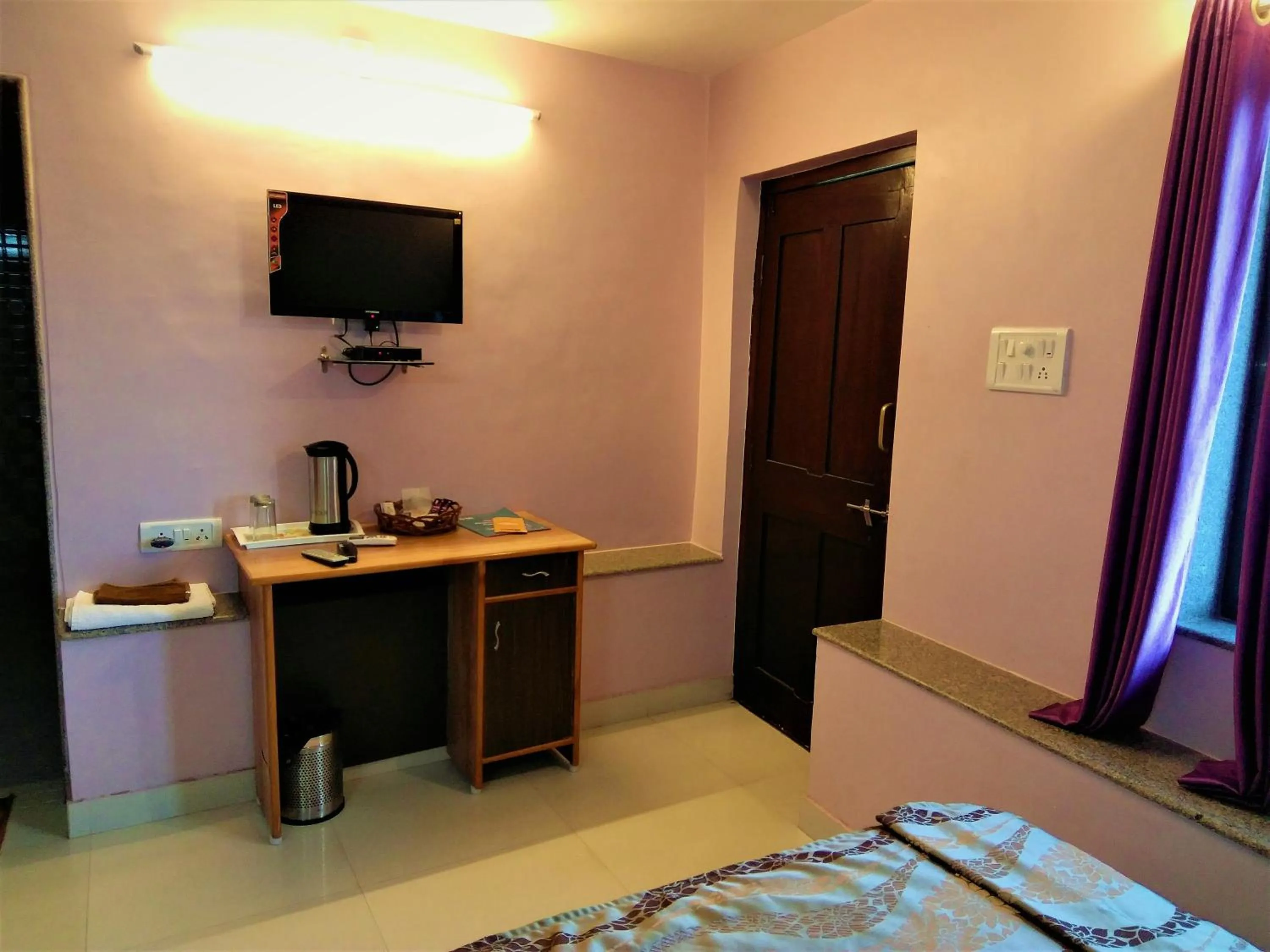 TV and multimedia, Bed in Forest Eco Lodge