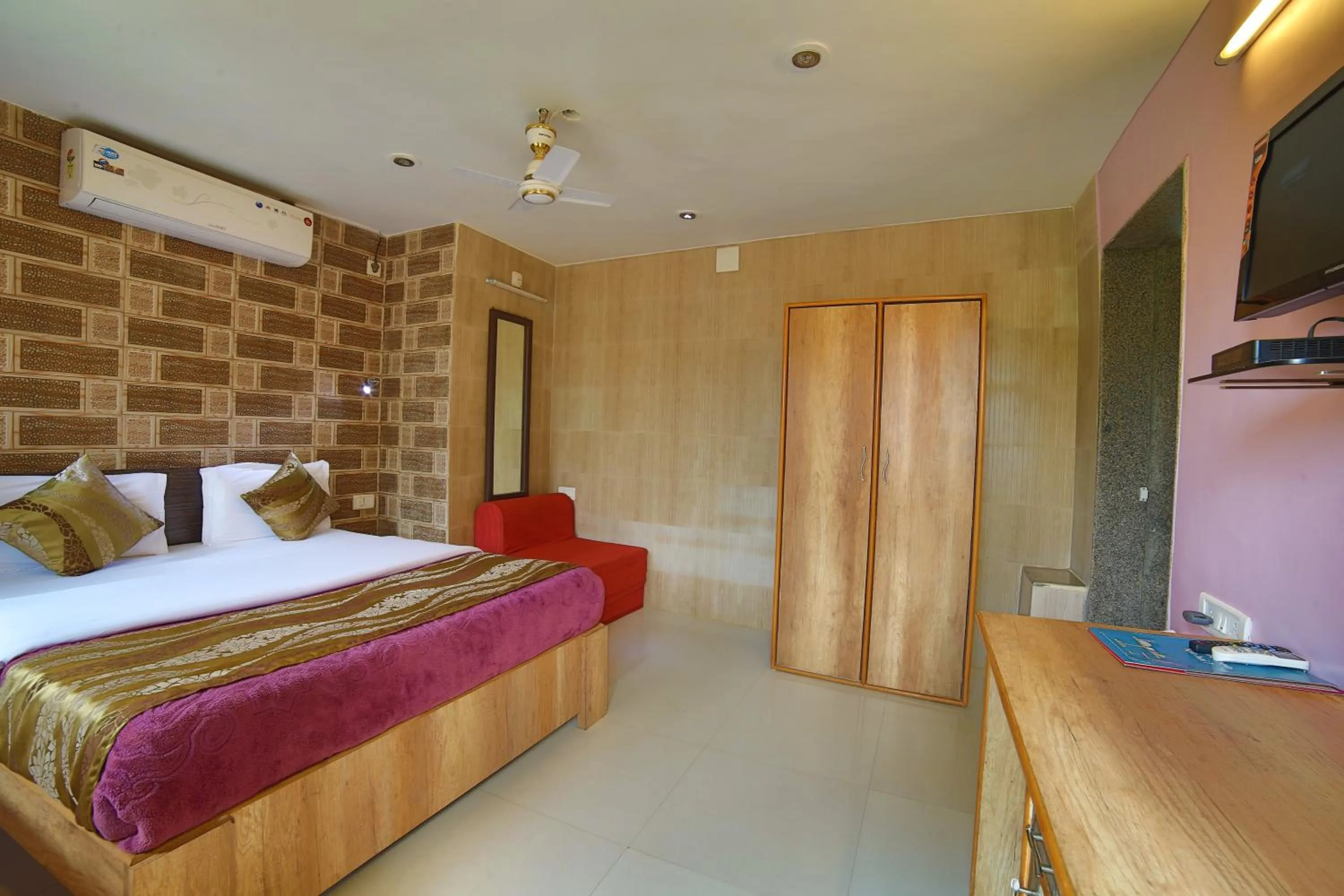 Photo of the whole room, Bed in Forest Eco Lodge