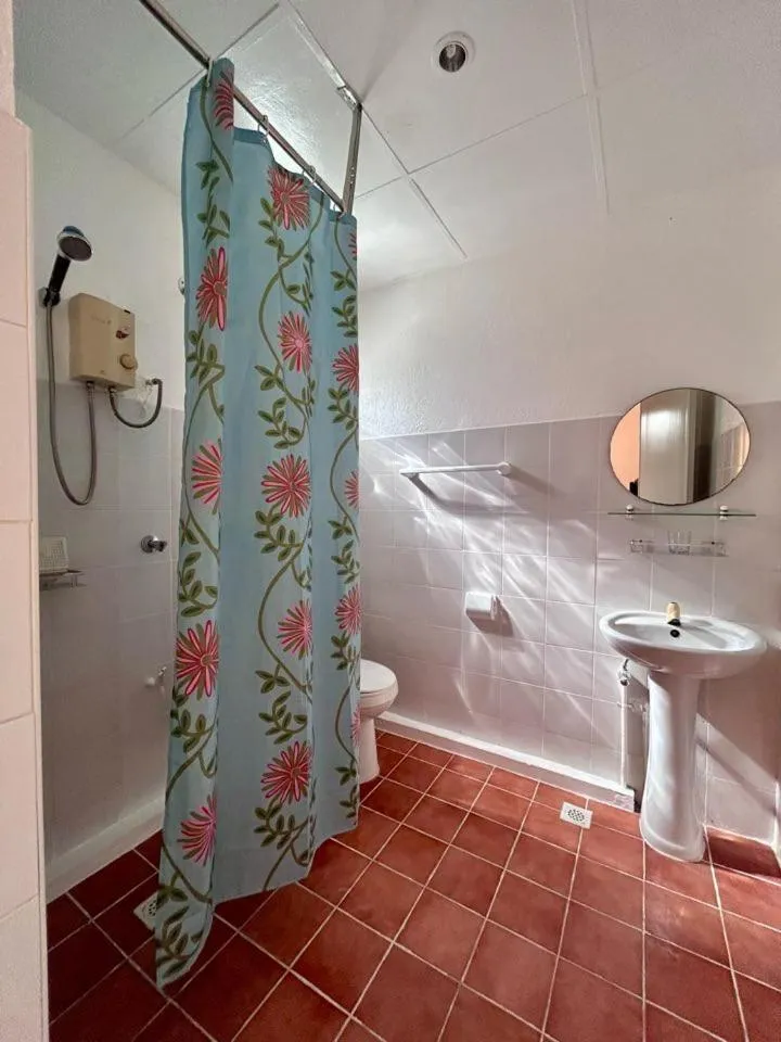 Shower in Moonlight Breeze Inn Boracay