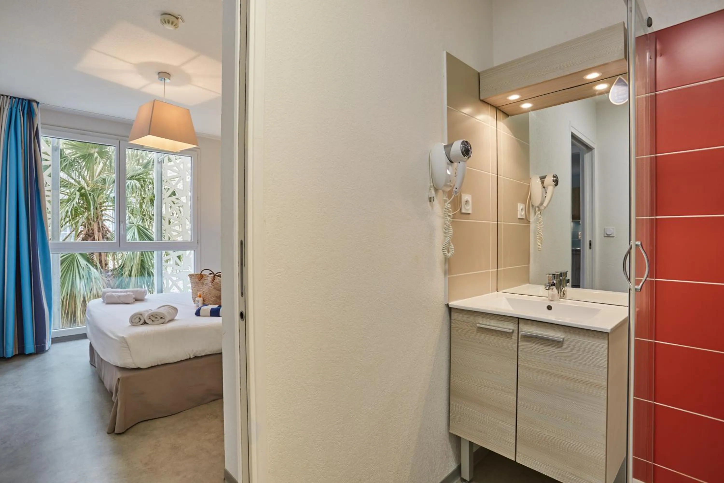 Bathroom, Bed in Résidence Odalys Nakâra