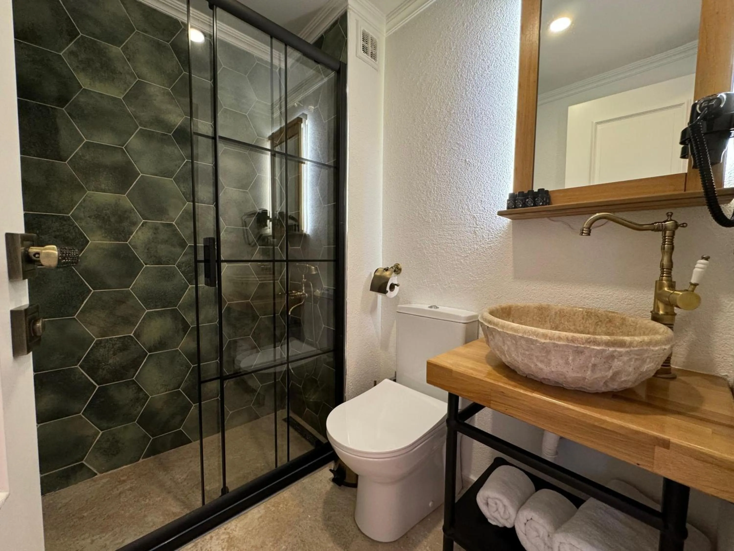 Shower in Abelia Mansion Hotel