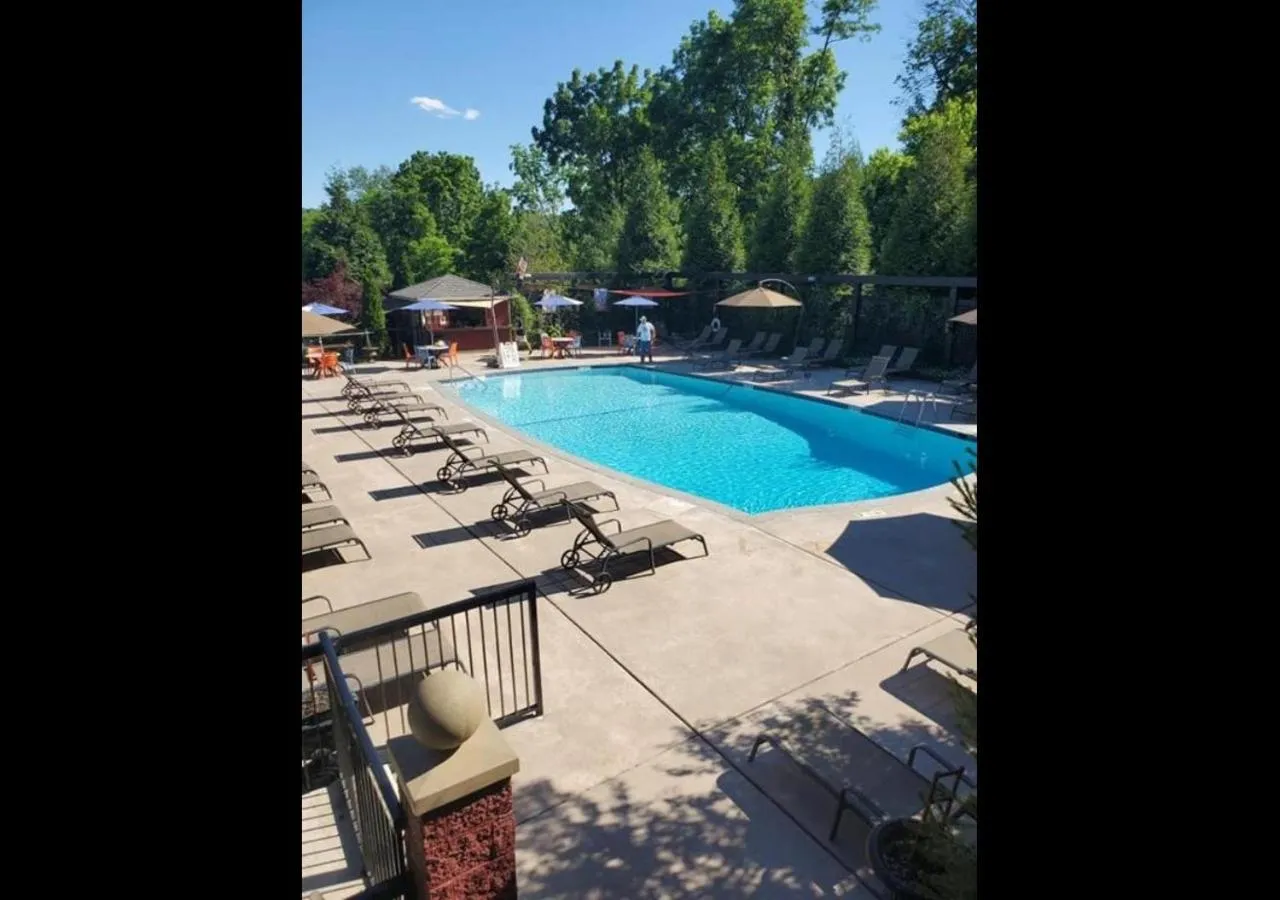 Swimming pool in New Hope Inn & Suites