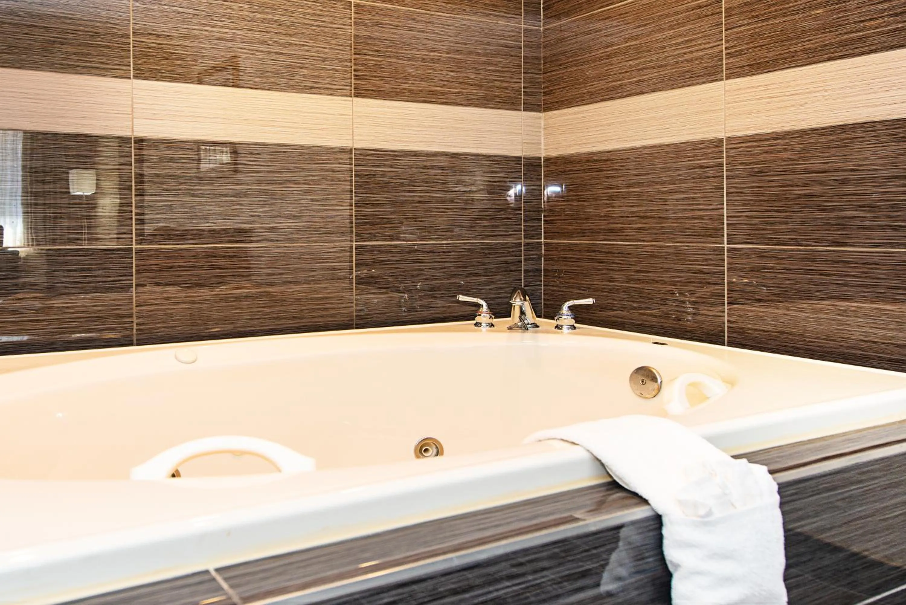 Bath in New Hope Inn & Suites