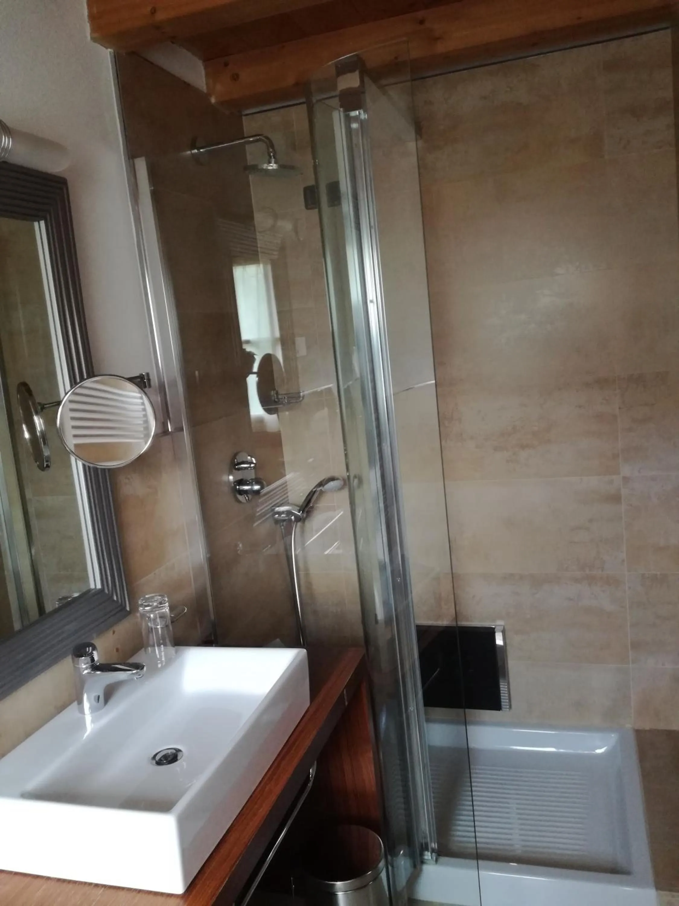 Shower in Hotel Bait de Angial