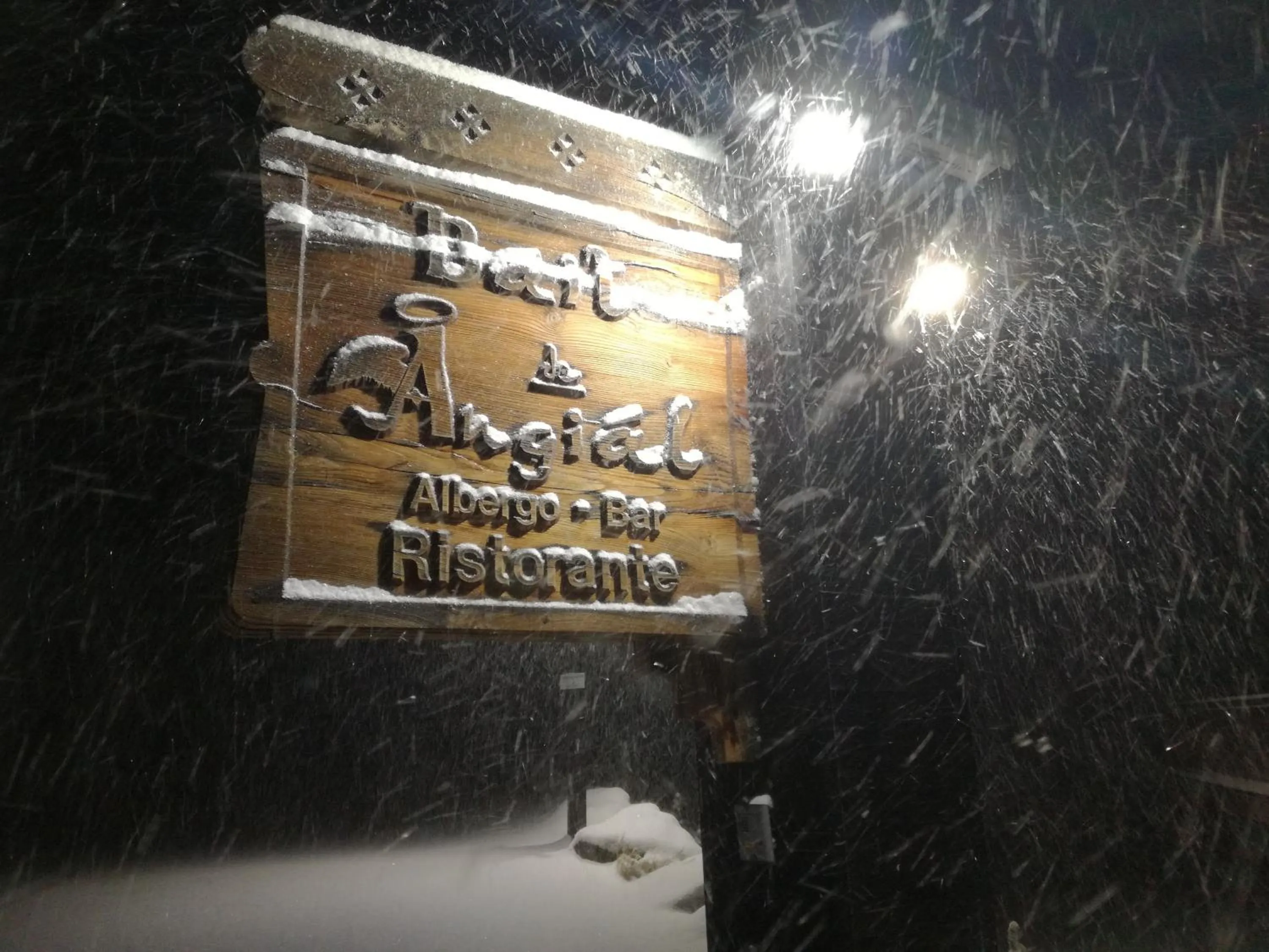 Night in Hotel Bait de Angial