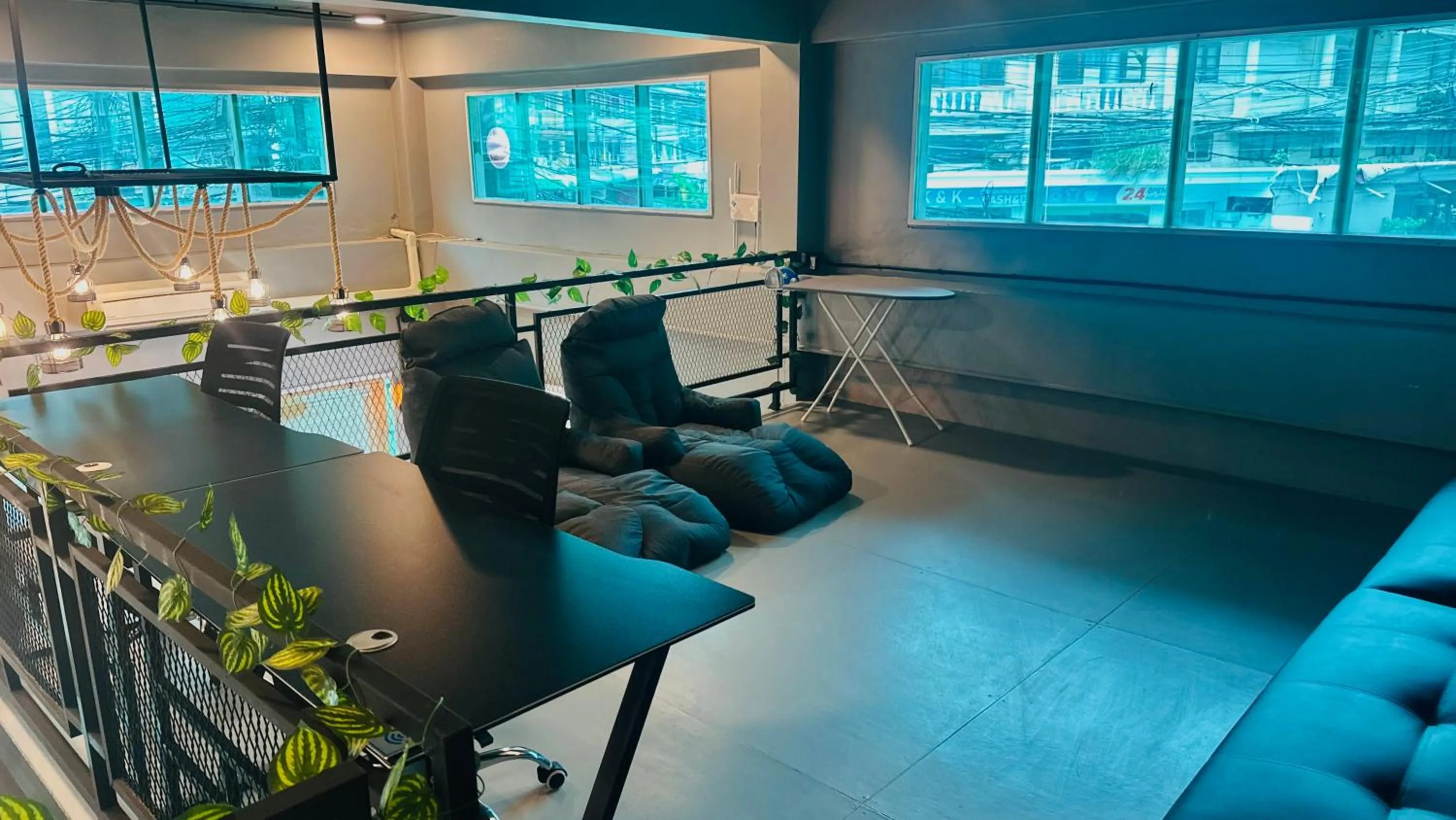 Communal lounge/ TV room in Friends Station Tukkom Hostel & Cafe