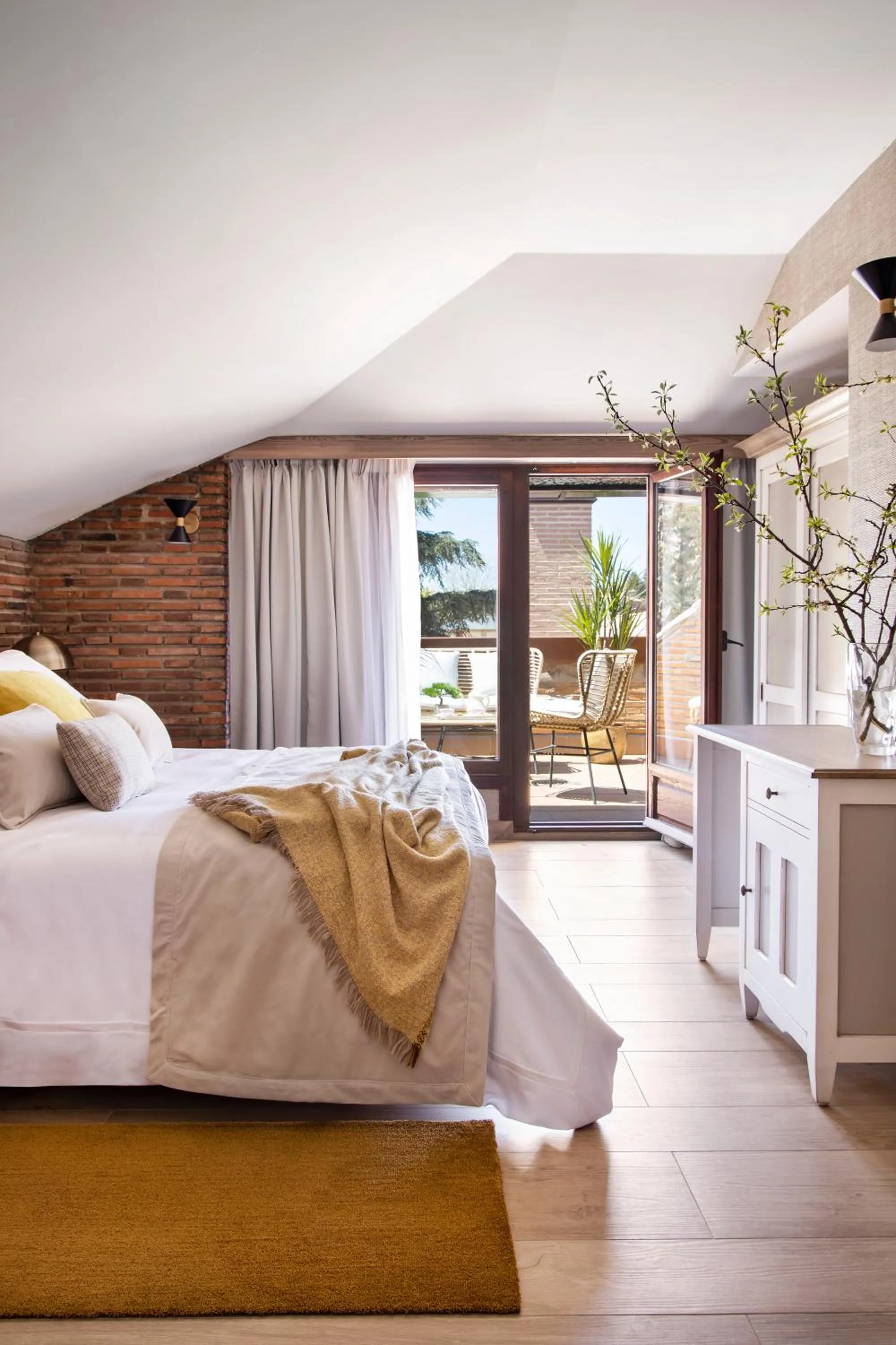 Bedroom, Bed in Los Rosales Hotel