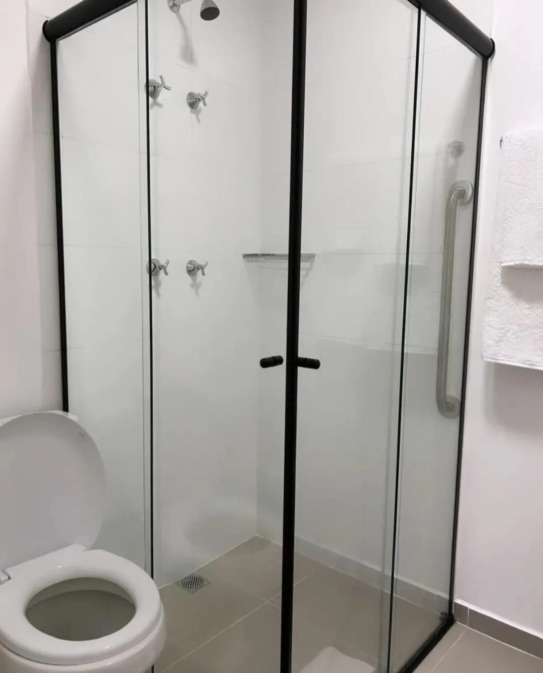Shower in Studio Moderno ao Lado do Allianz Parque com Piscina & Academia