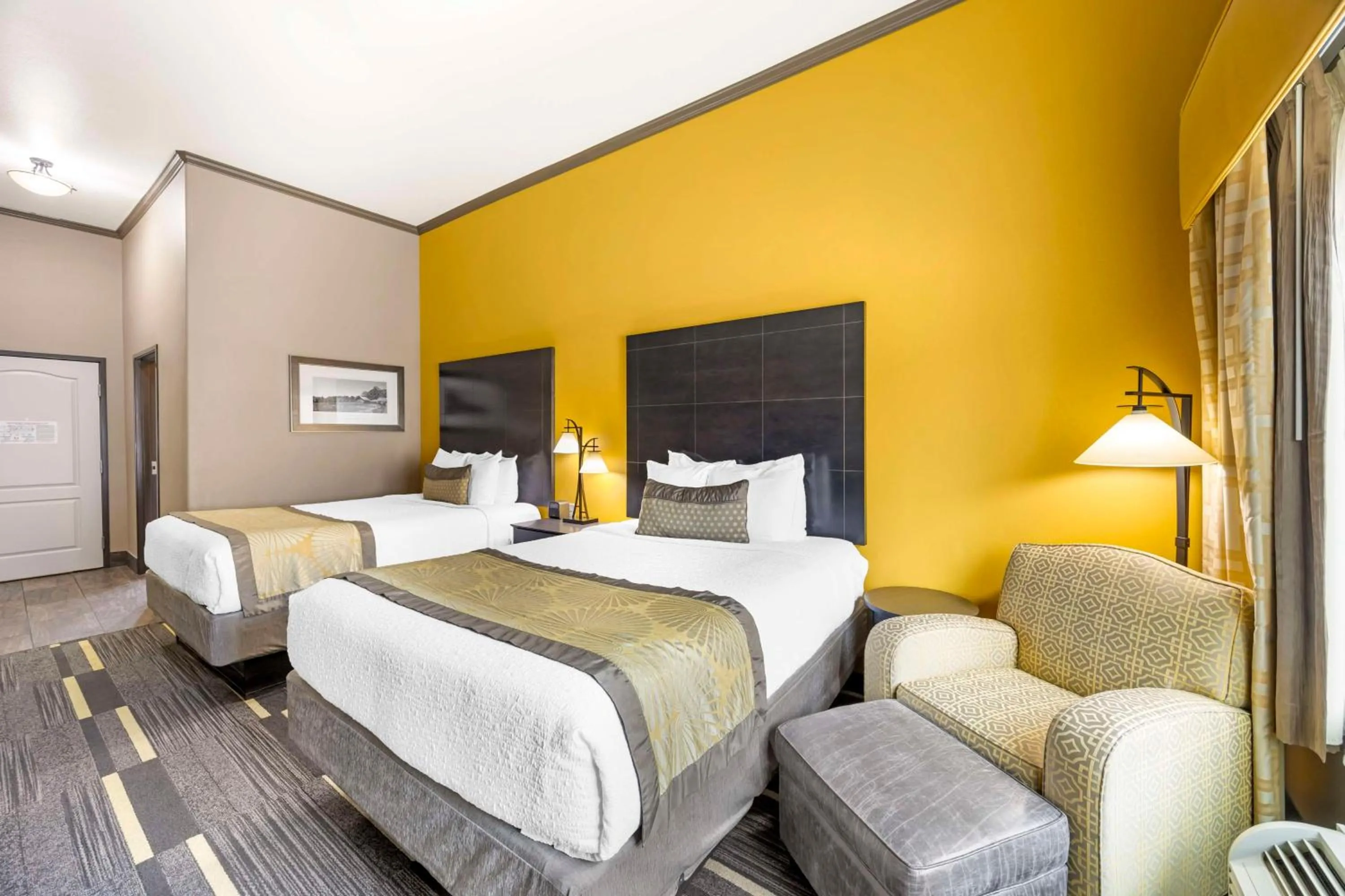 Bedroom, Bed in Best Western Plus Emerald Inn & Suites