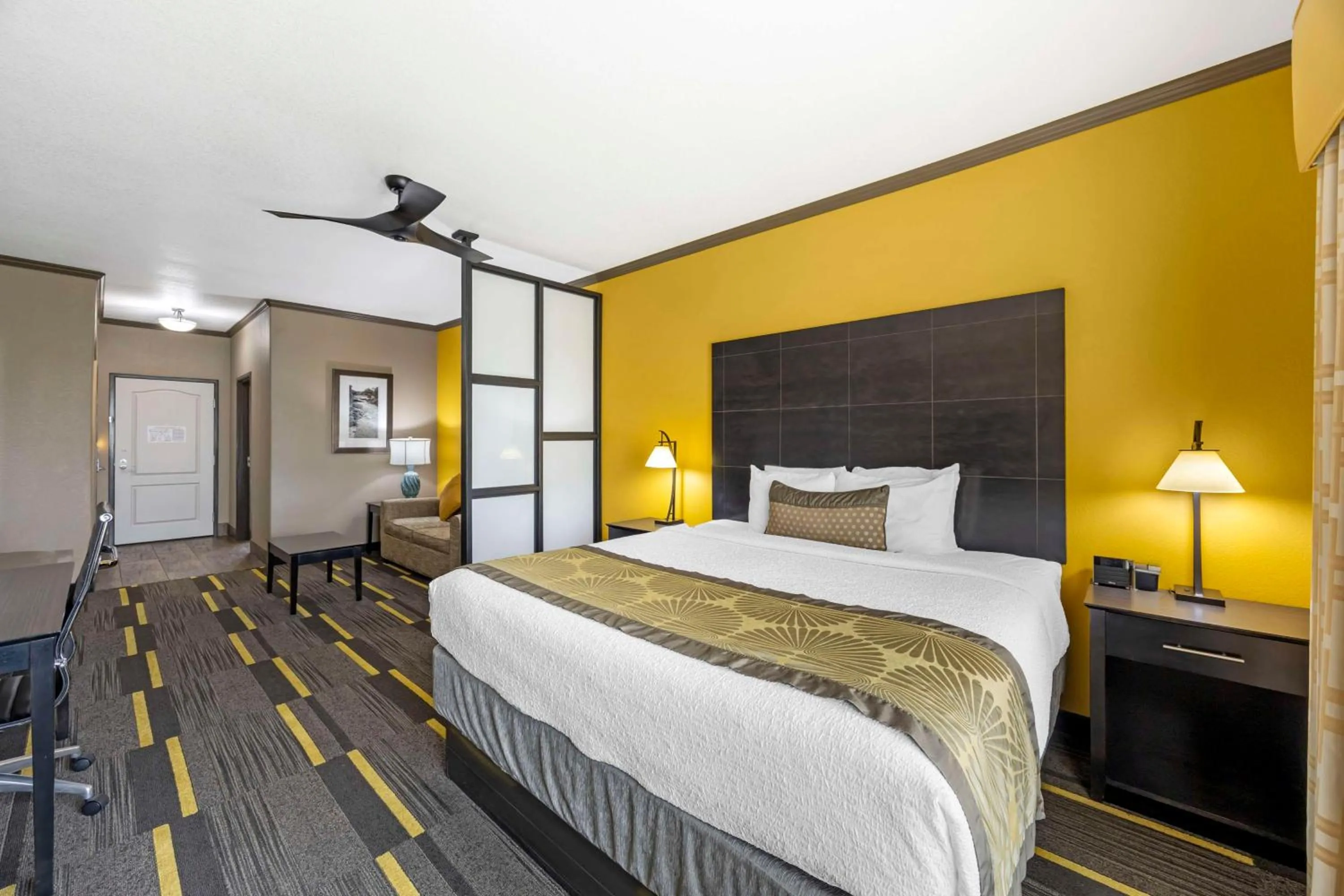 Bedroom, Bed in Best Western Plus Emerald Inn & Suites