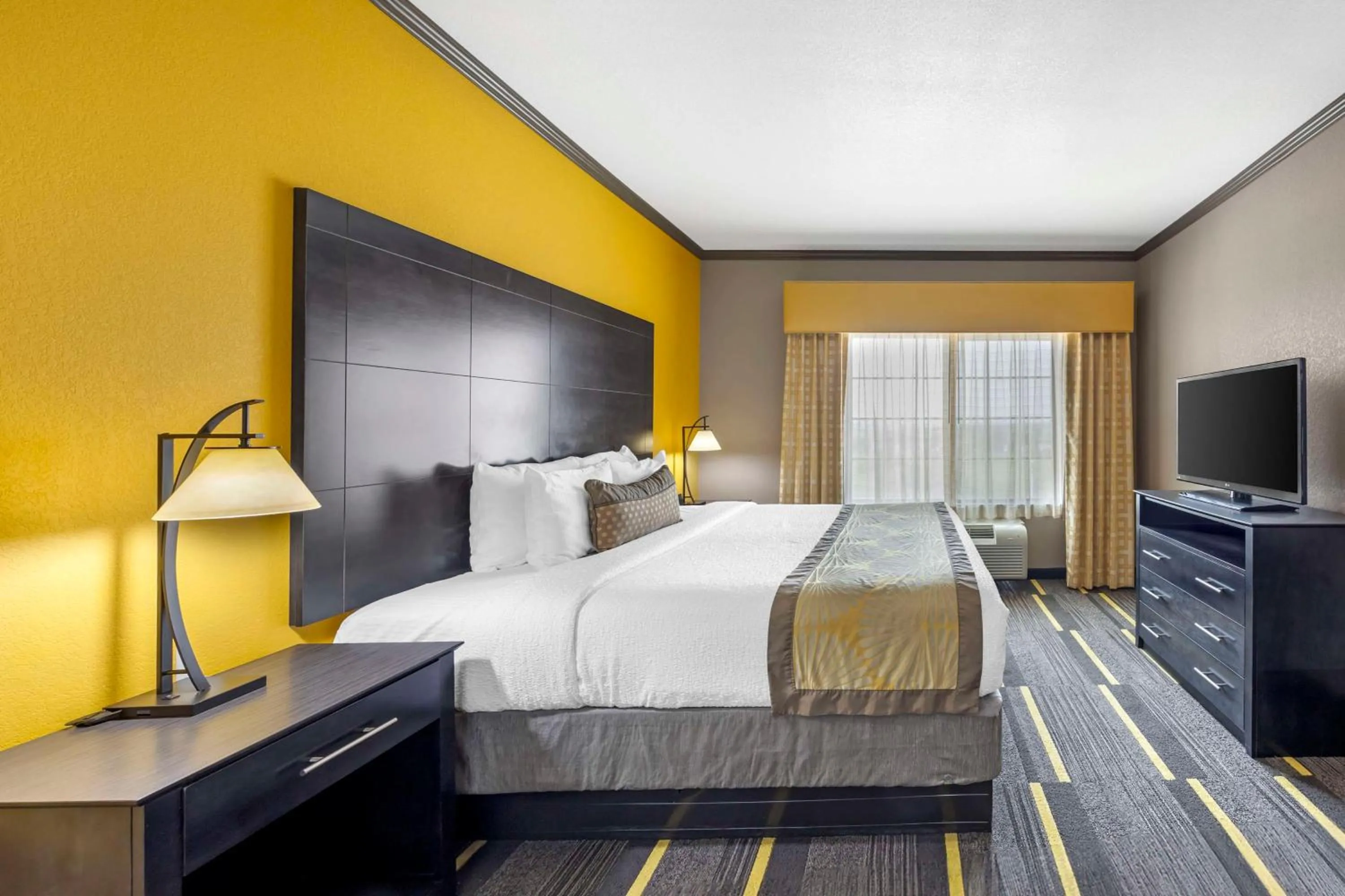 Bedroom, Bed in Best Western Plus Emerald Inn & Suites