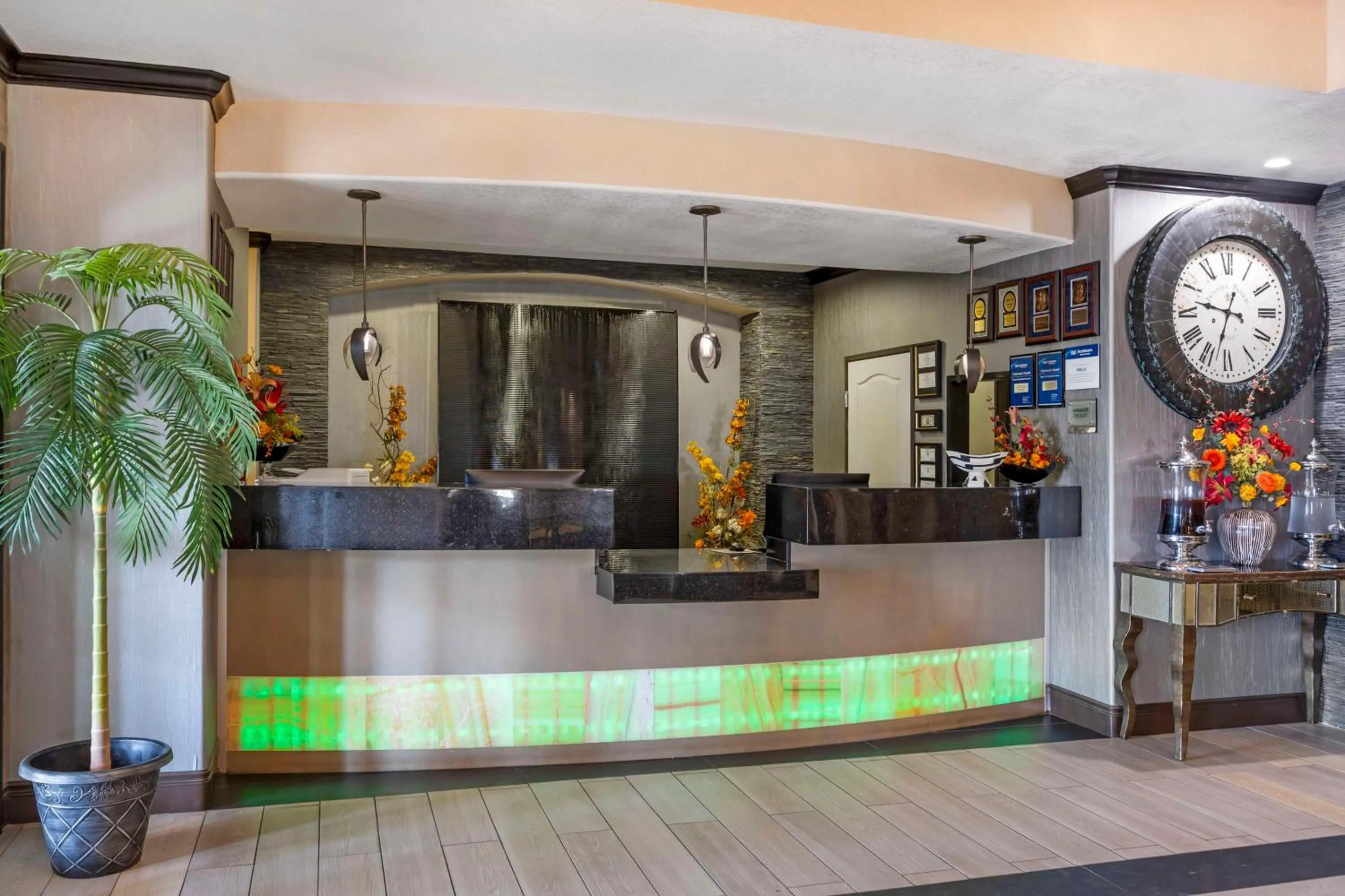 Lobby or reception in Best Western Plus Emerald Inn & Suites