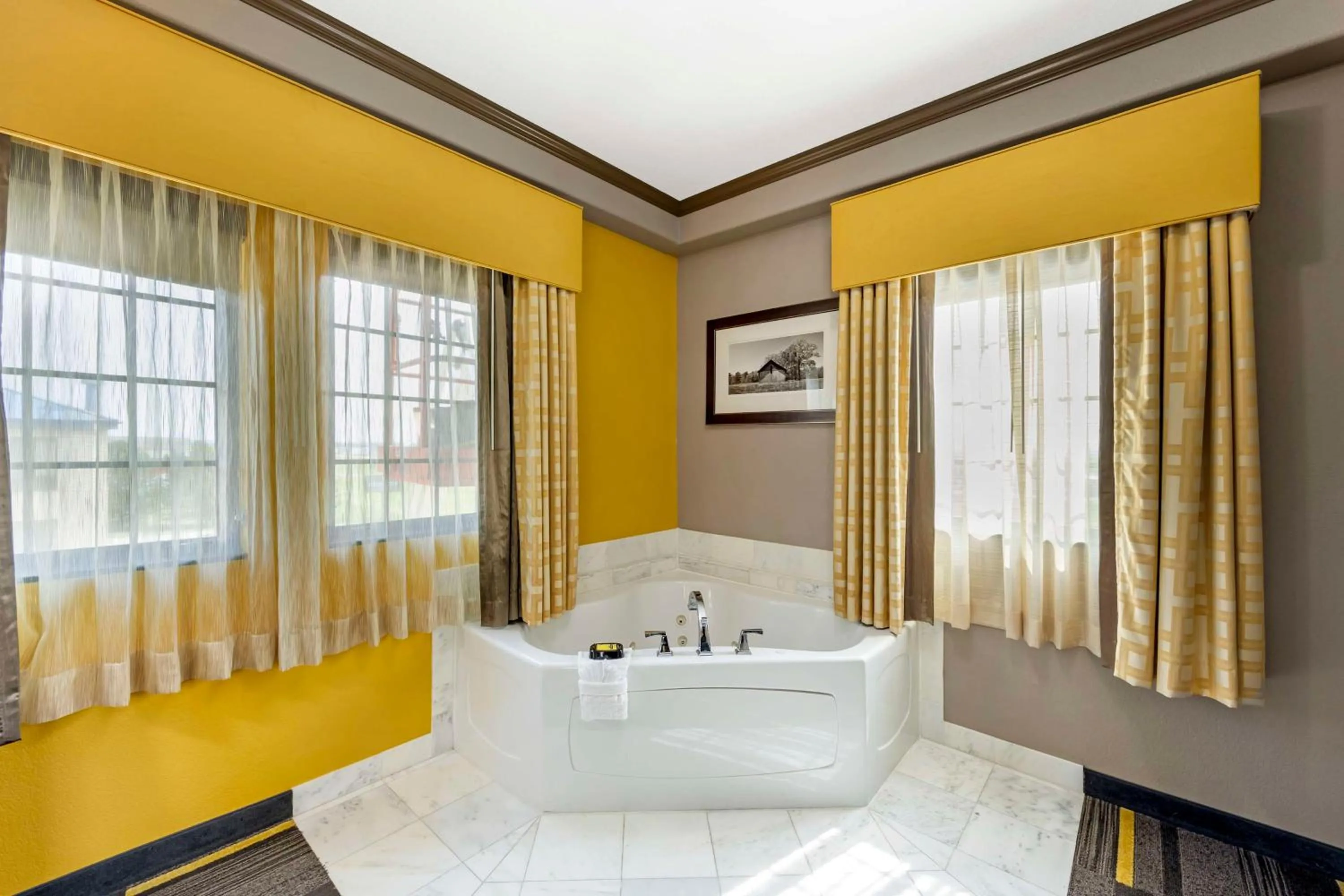 Bedroom in Best Western Plus Emerald Inn & Suites