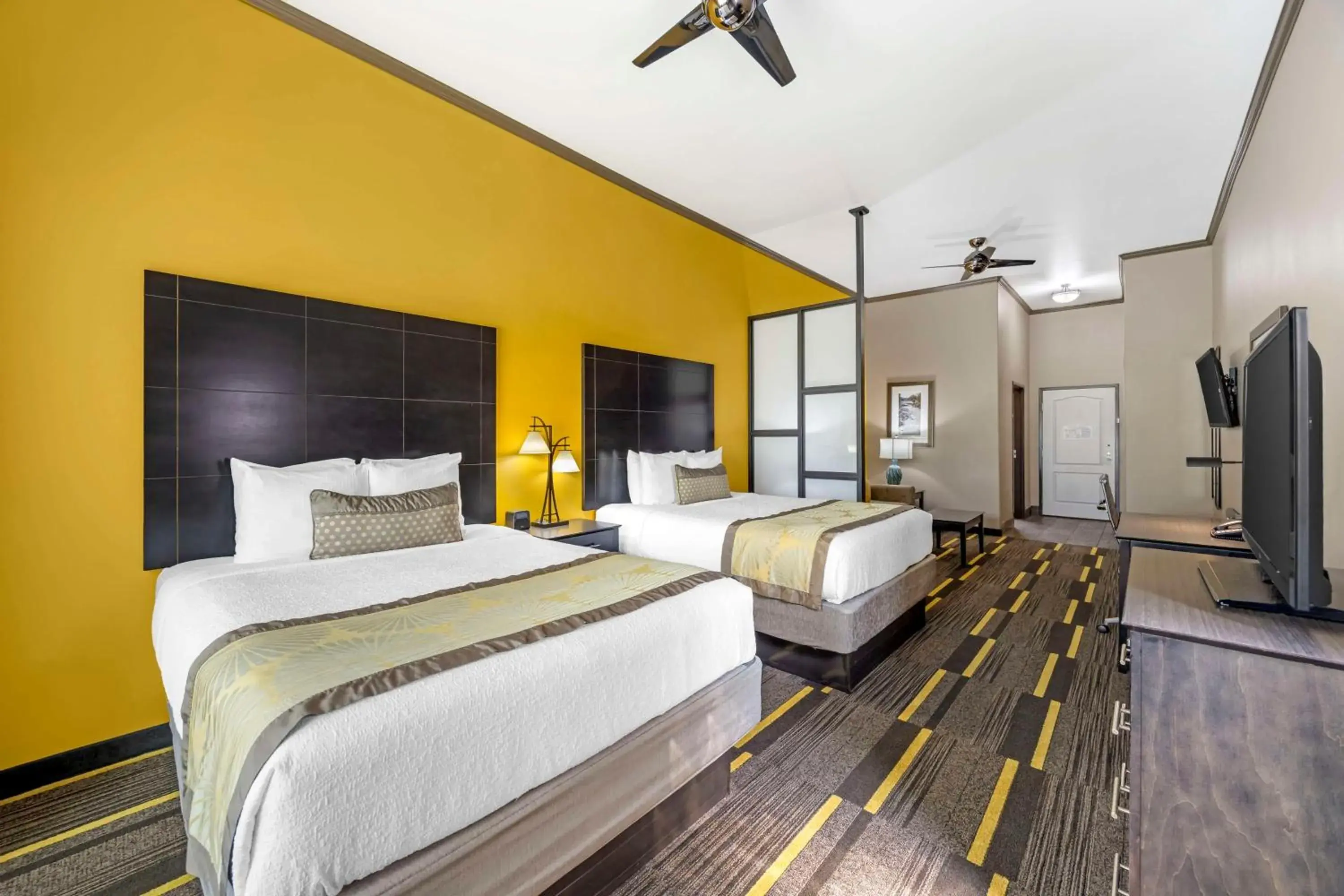 Queen Suite with Bath Tub and Sofa Bed - Mobility Accessible in Best Western Plus Emerald Inn & Suites Queen Suite with Bath Tub and Sofa Bed - Mobility Accessible in Best Western Plus Emerald Inn & Suites