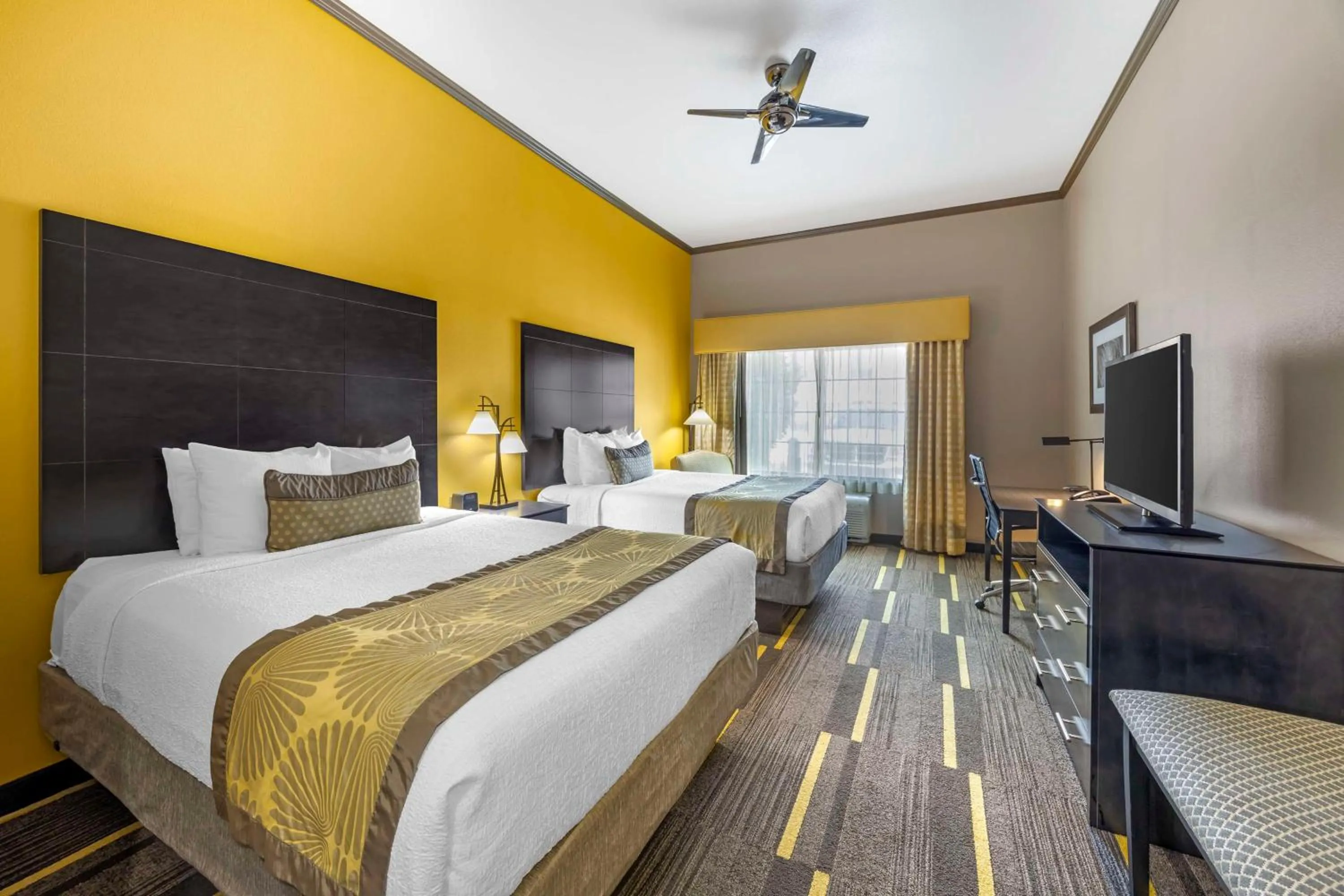 Bedroom, Bed in Best Western Plus Emerald Inn & Suites