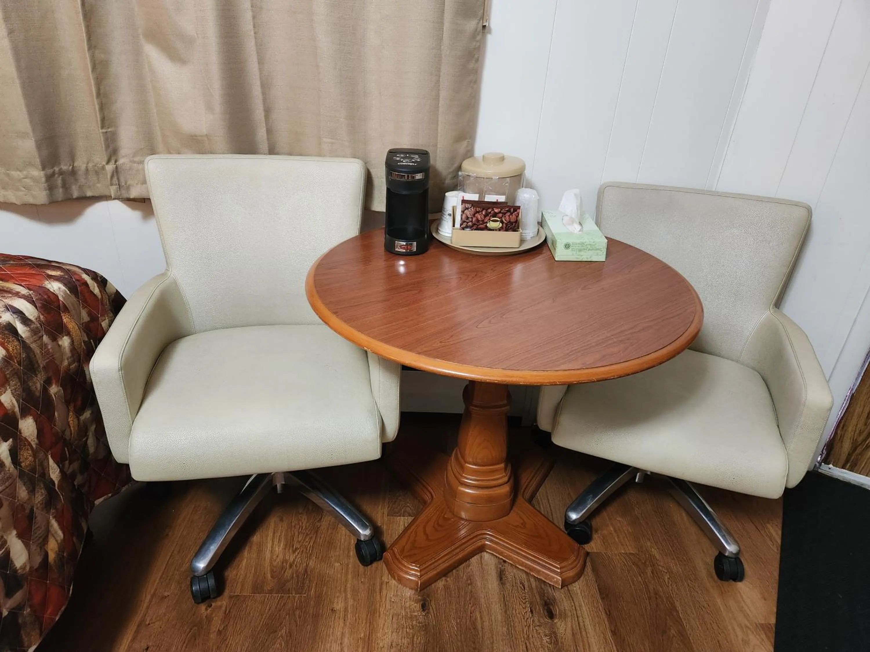 Coffee/tea facilities in Cortland Motel