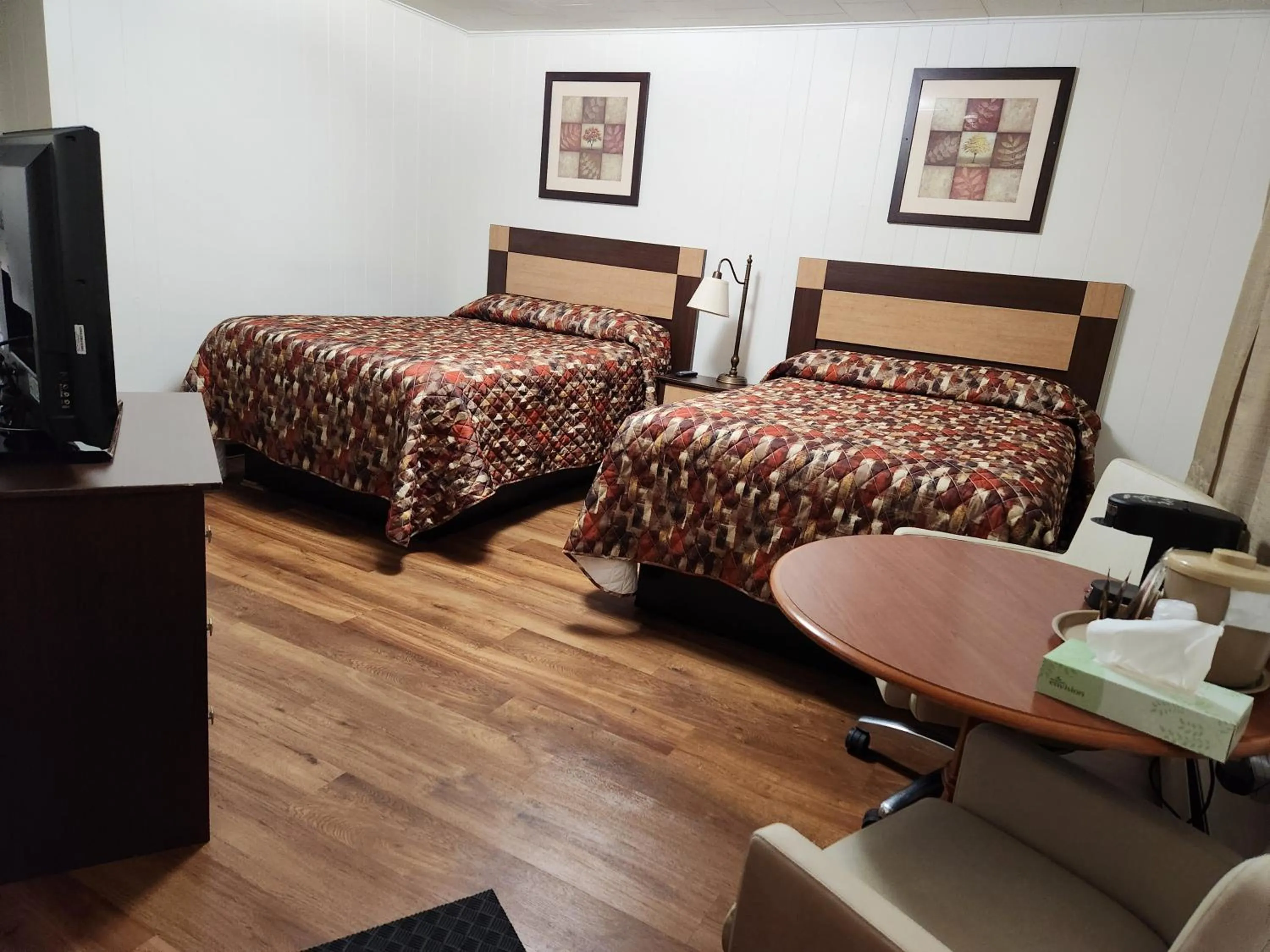 Bedroom, Bed in Cortland Motel