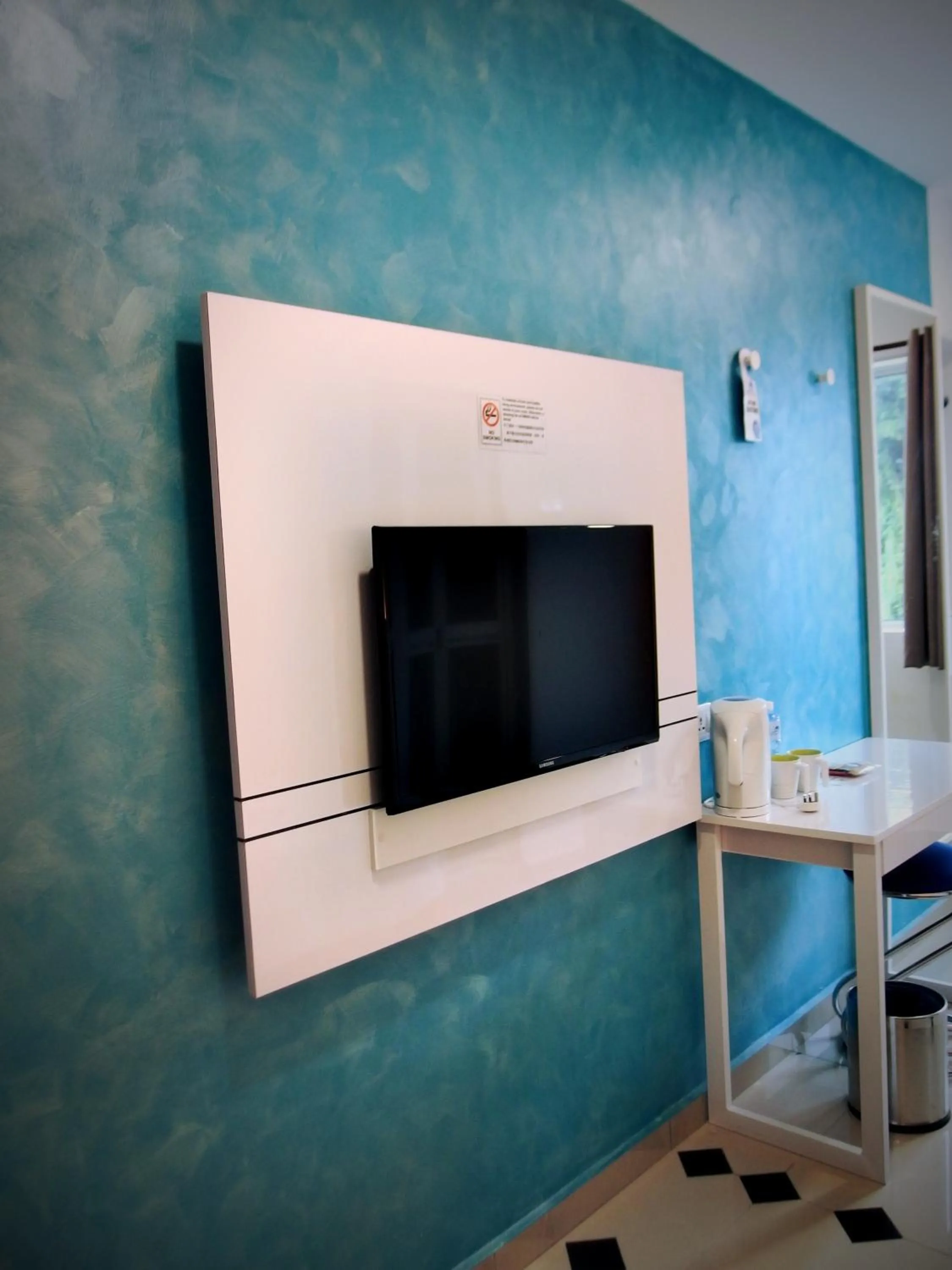 TV and multimedia in Yew Boutique Hotel