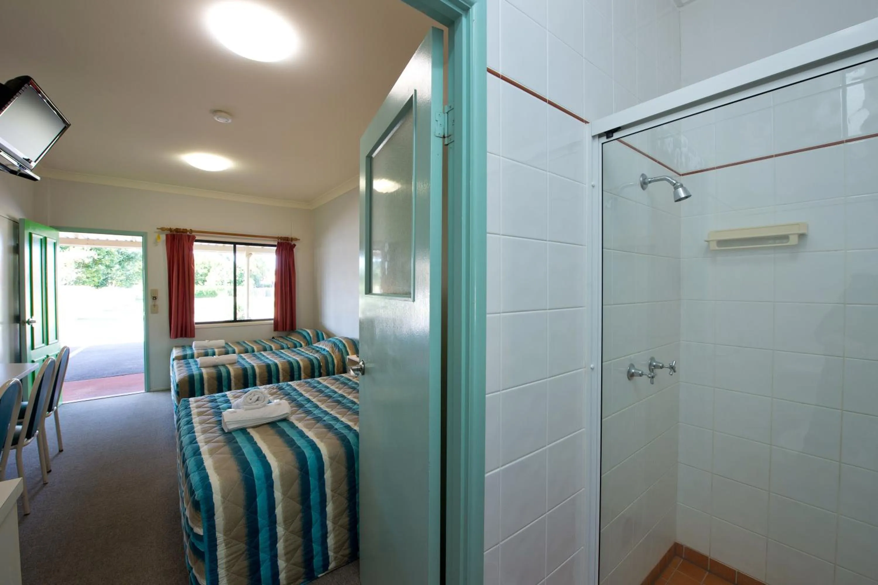 Shower in Lamington Hotel Motel - Detached Motel