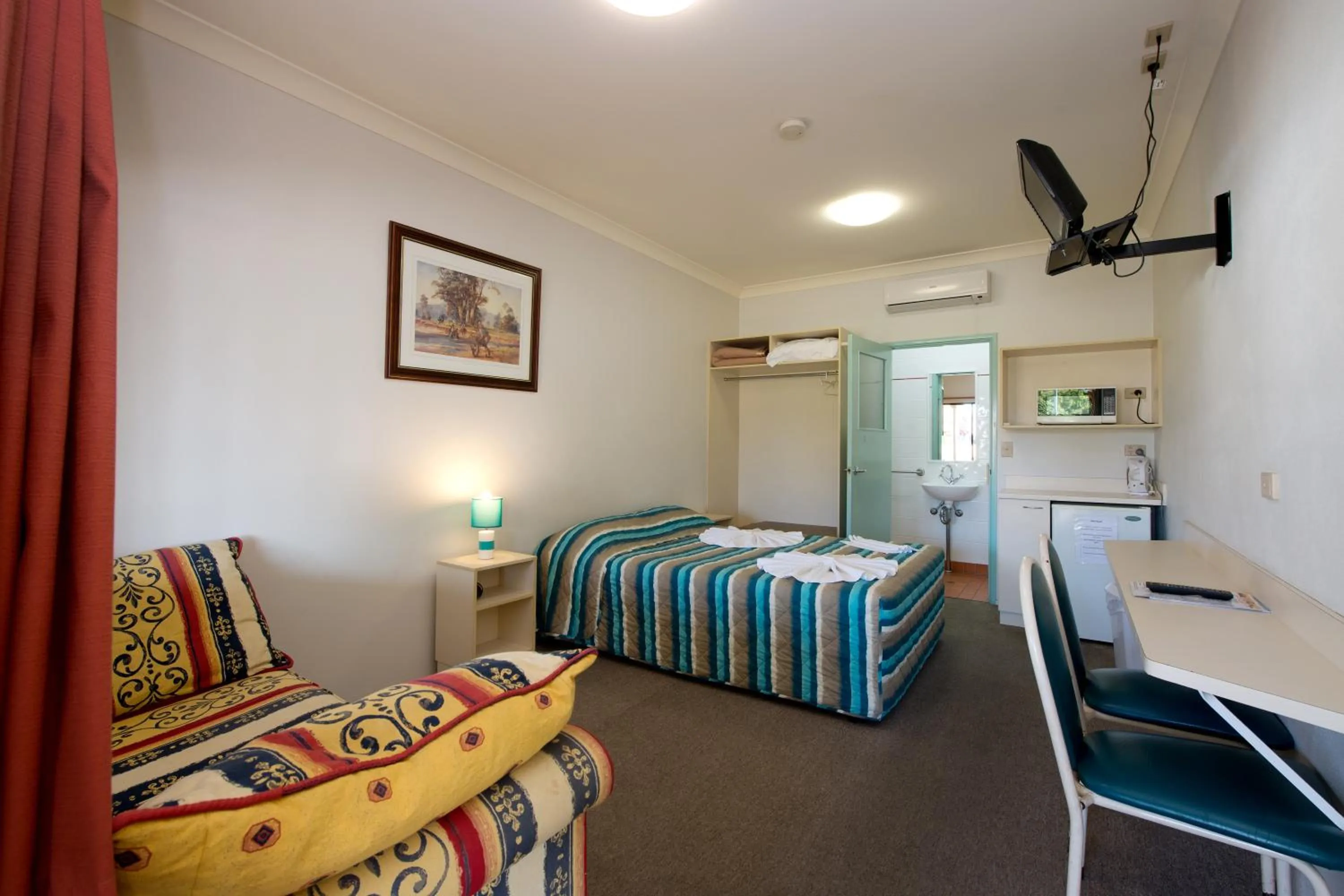 Bed in Lamington Hotel Motel - Detached Motel