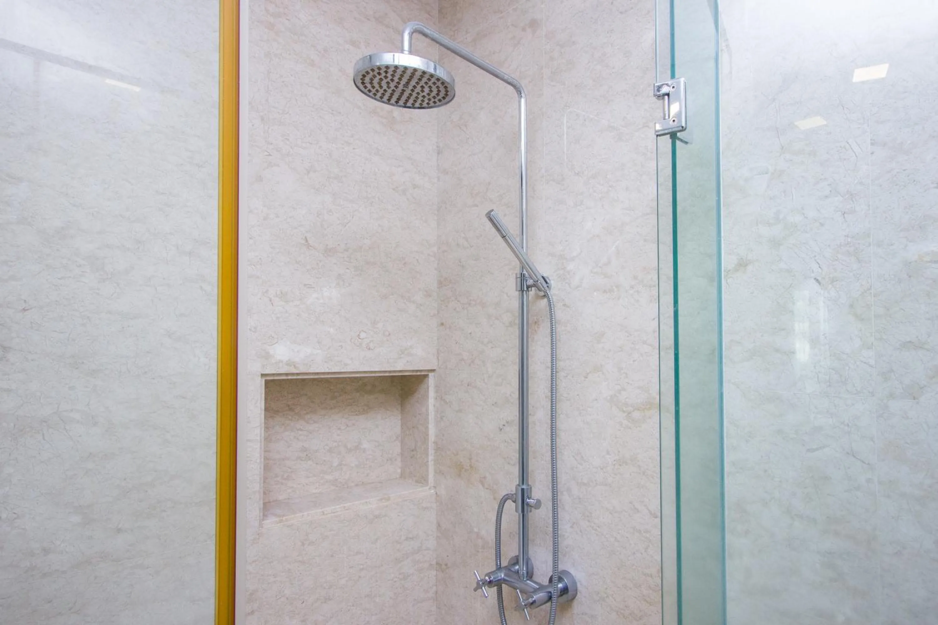 Shower in Profolio @ Straits Quay