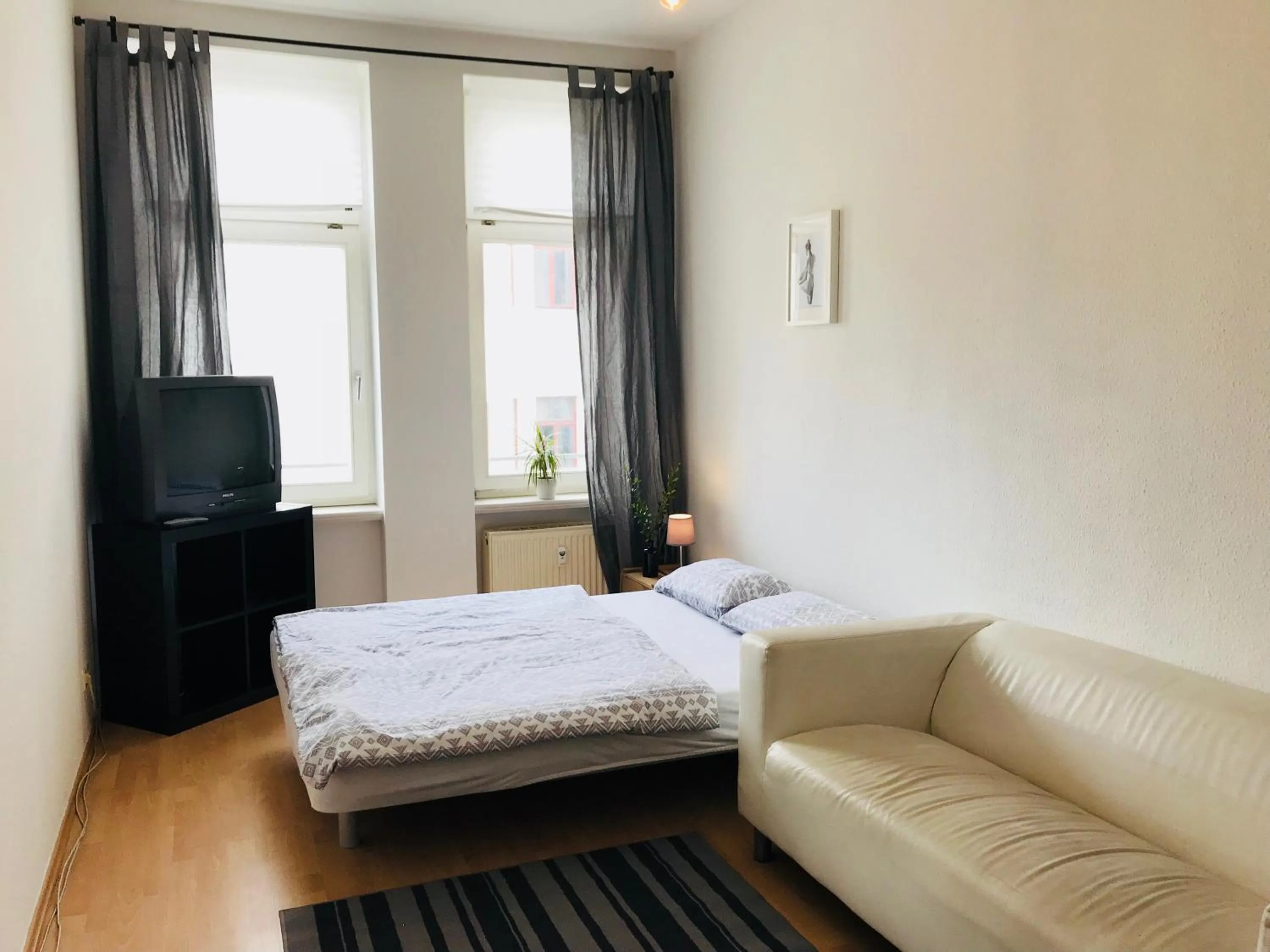 Bed, TV/Entertainment Center in Oskars Absteige