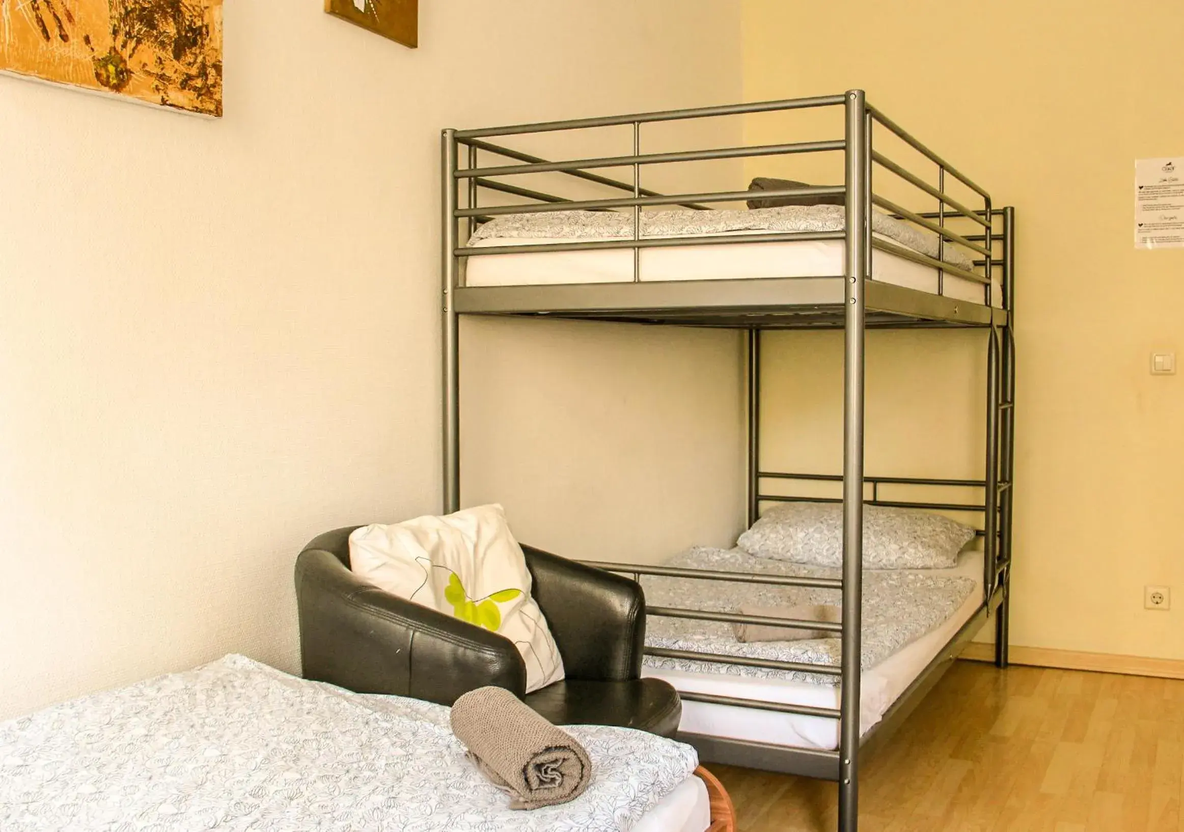 Bed in 4-Bed Mixed Dormitory Room in Oskars Absteige Bed in 4-Bed Mixed Dormitory Room in Oskars Absteige