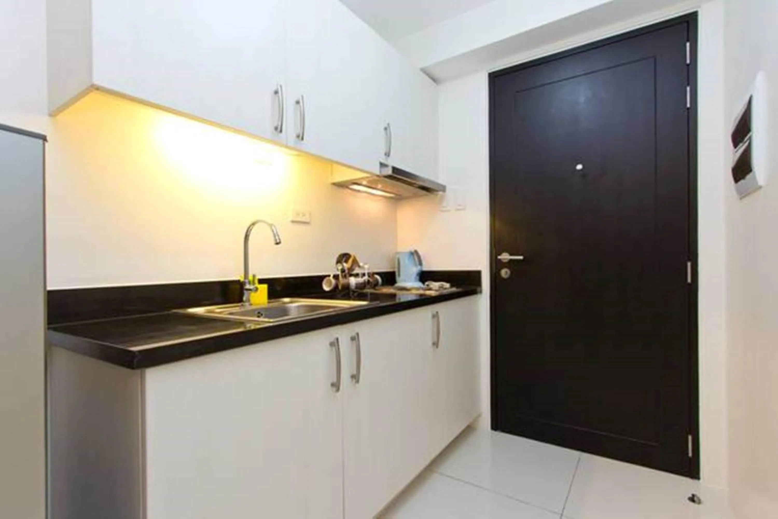 Kitchen or kitchenette in Condo Studio Luxe in Princeton Residences